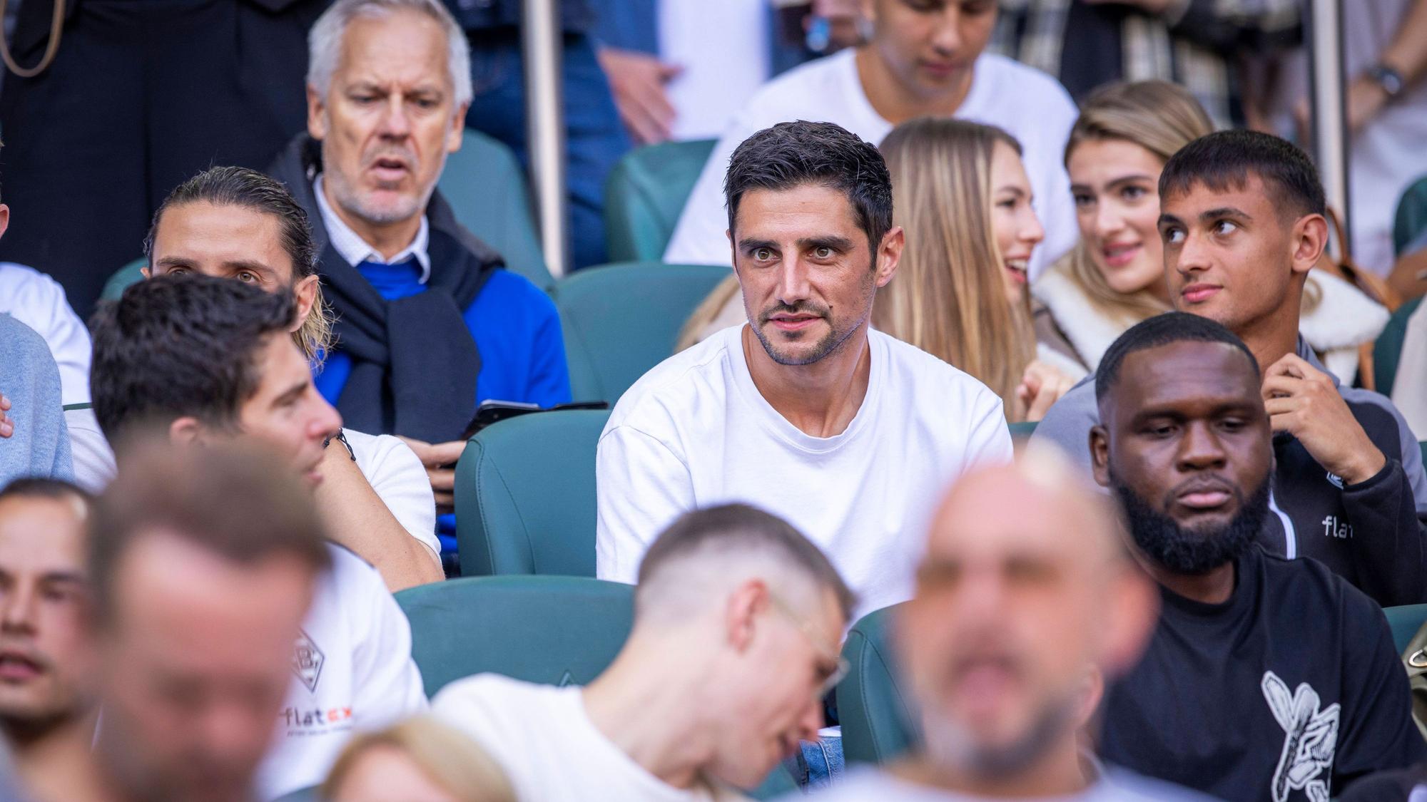Ein ehemaliger Spieler (Lars Stindl) von Borussia Mönchengladbach auf der Tribüne.