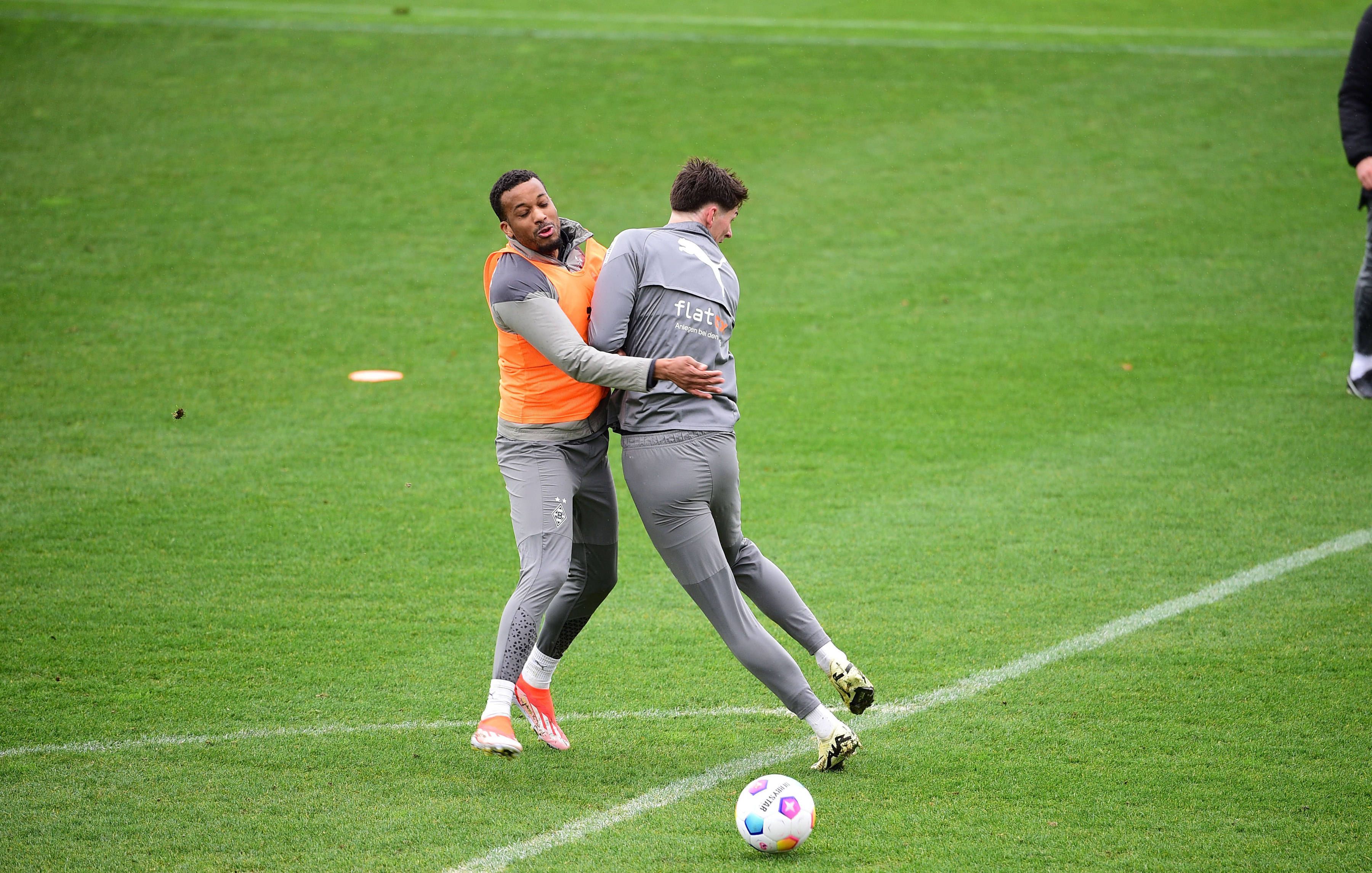 Alassane Plea und Tomas Cvancara bei einem Zusammenstoß im Training.