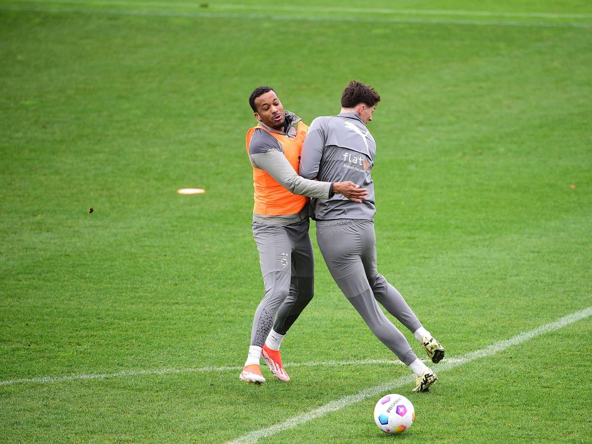 Alassane Plea und Tomas Cvancara bei einem Zusammenstoß im Training.