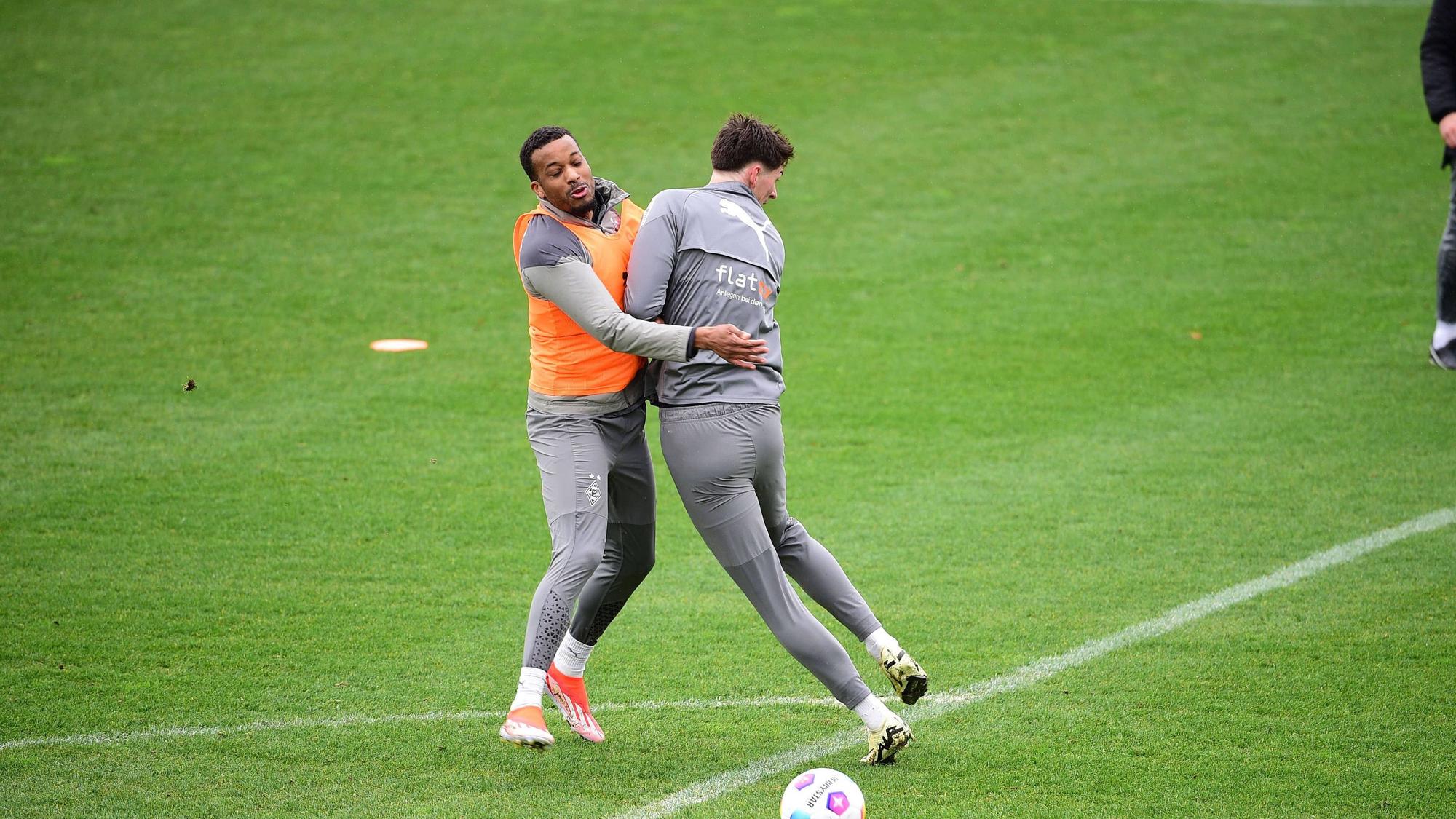 Alassane Plea und Tomas Cvancara bei einem Zusammenstoß im Training.