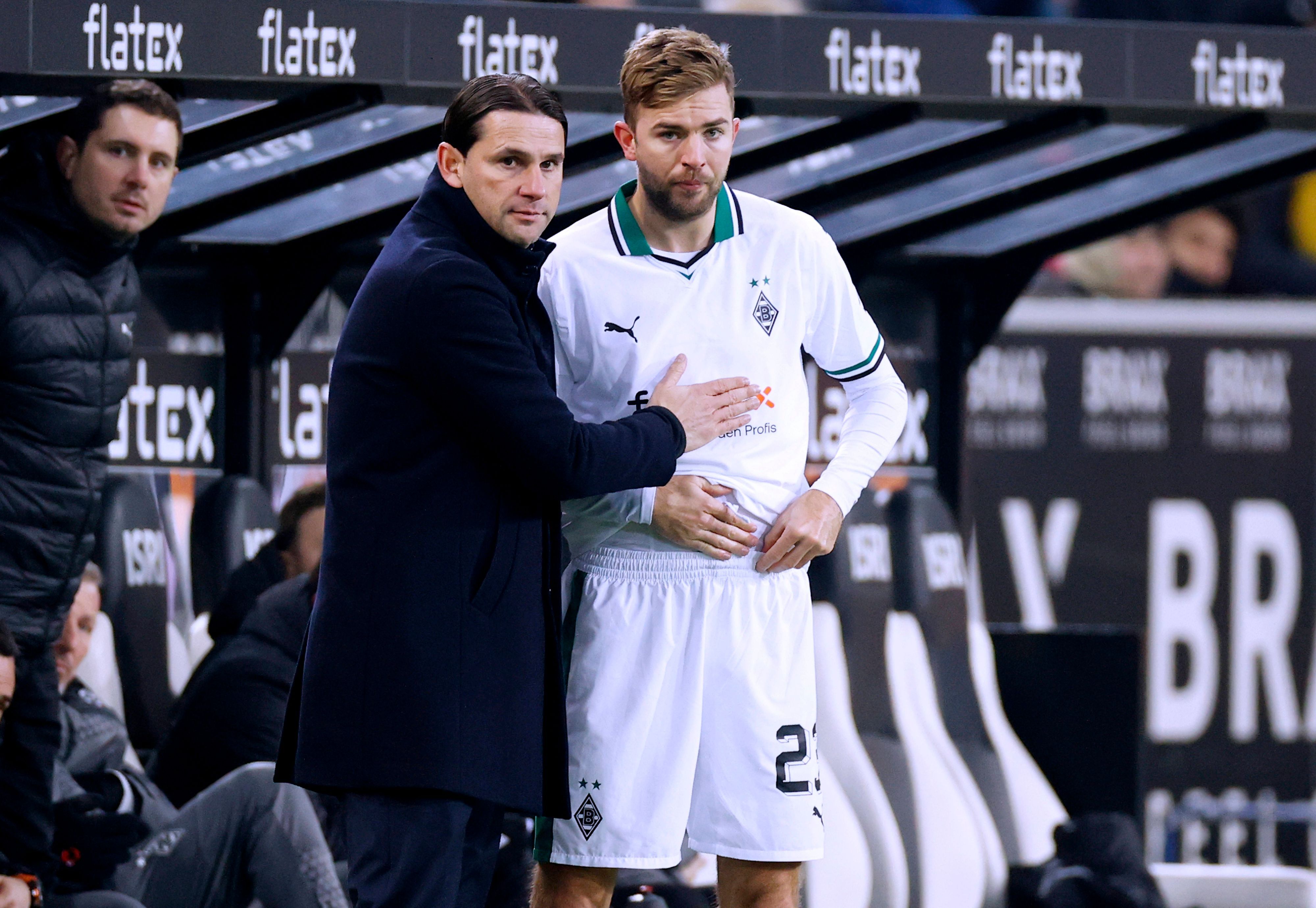 Trainer Gerardo Seoane von Borussia Mönchengladbach mit Spieler Christoph Kramer vor dessen Einwechselung.