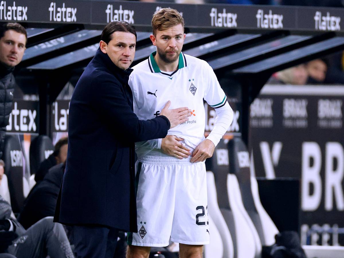 Trainer Gerardo Seoane von Borussia Mönchengladbach mit Spieler Christoph Kramer vor dessen Einwechselung.