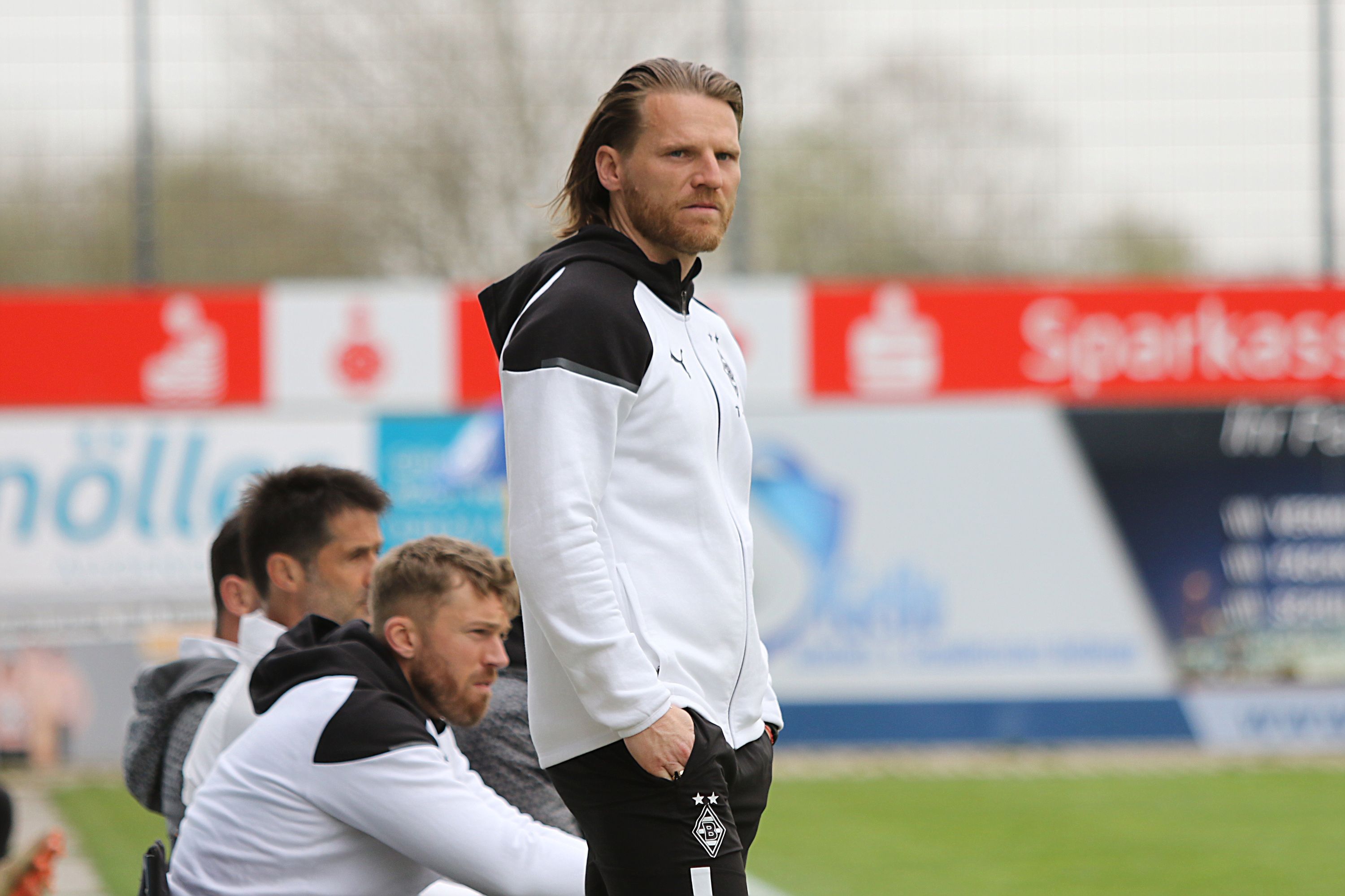 Trainer der U23 von Borussia Mönchengladbach an der Seitenlinie.
