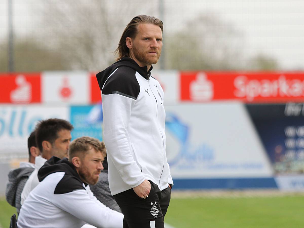 Trainer der U23 von Borussia Mönchengladbach an der Seitenlinie.