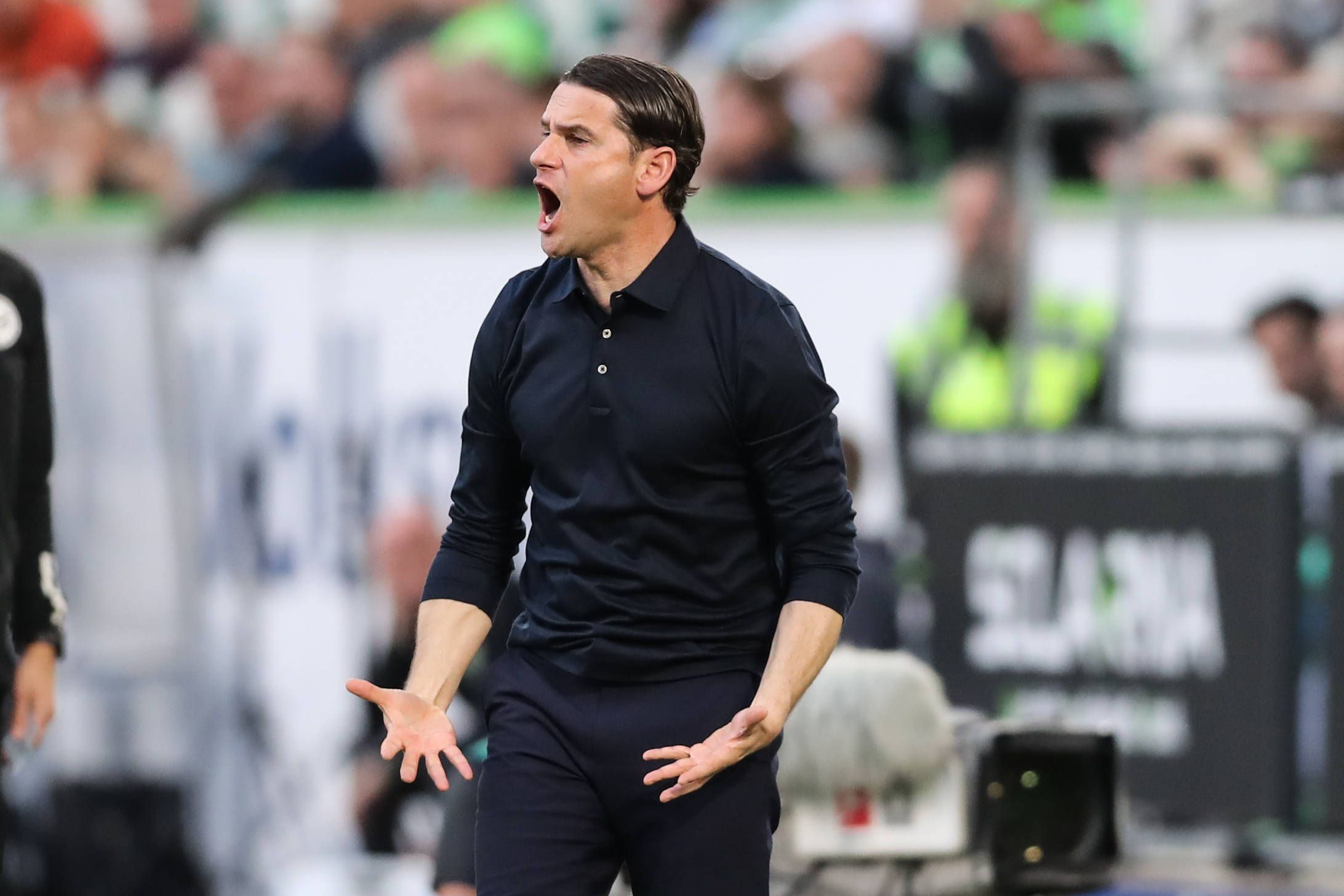 Gerardo Seoane mit einer emotionalen Geste am Spielfeldrand.