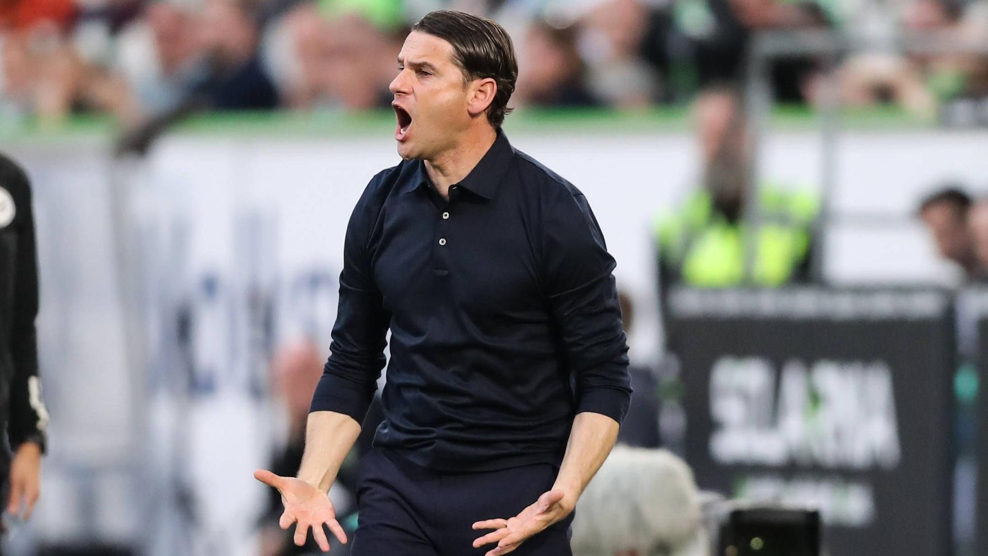Gerardo Seoane mit einer emotionalen Geste am Spielfeldrand.