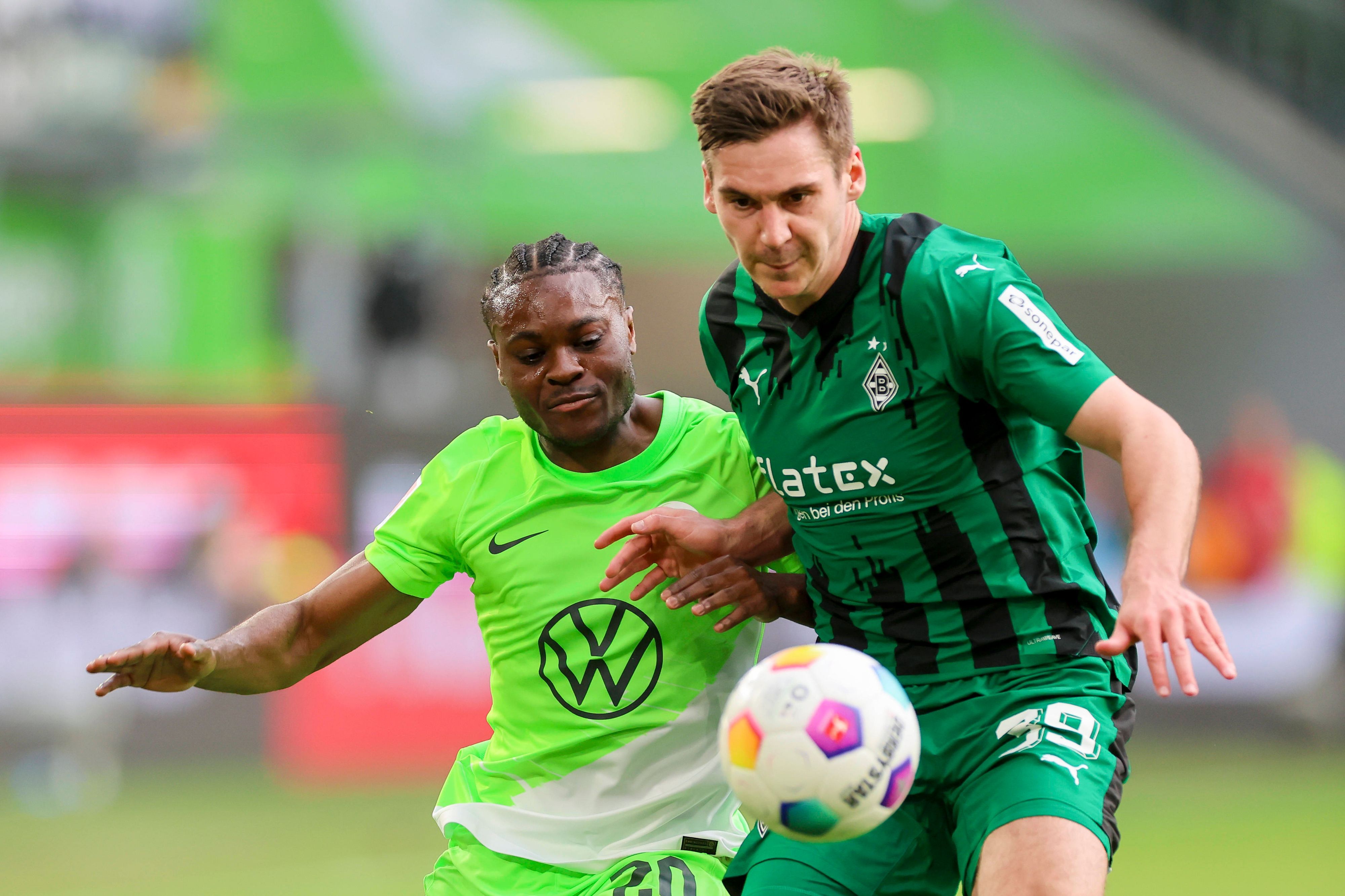 Spieler von Borussia Mönchengladbach im Zweikampf gegen den VfL Wolfsburg.
