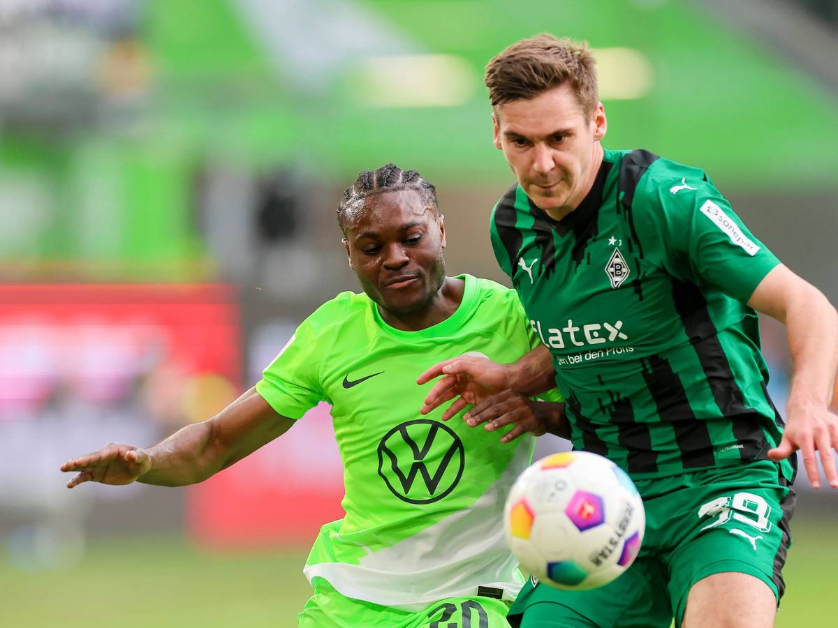 Spieler von Borussia Mönchengladbach im Zweikampf gegen den VfL Wolfsburg.