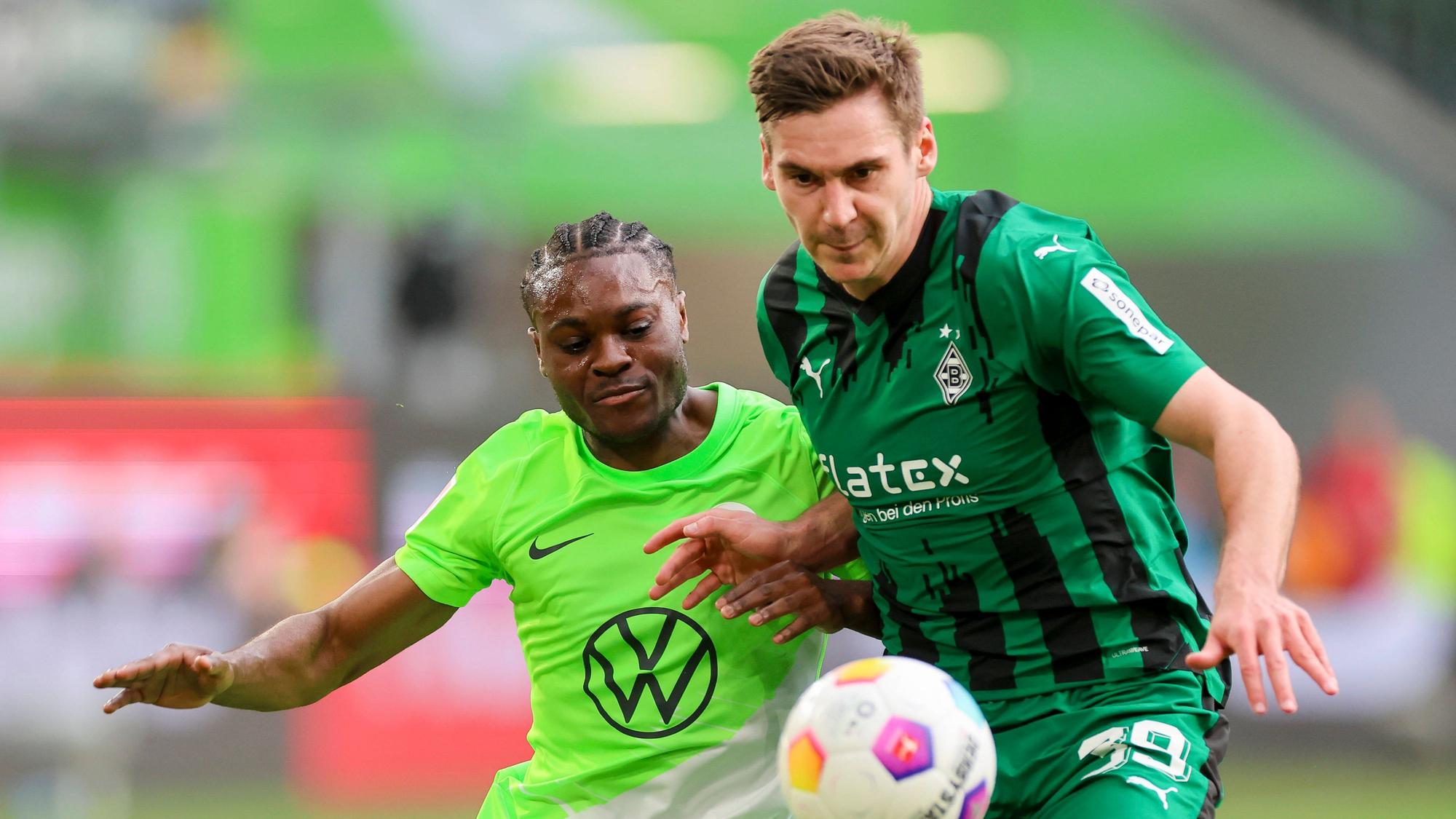 Spieler von Borussia Mönchengladbach im Zweikampf gegen den VfL Wolfsburg.