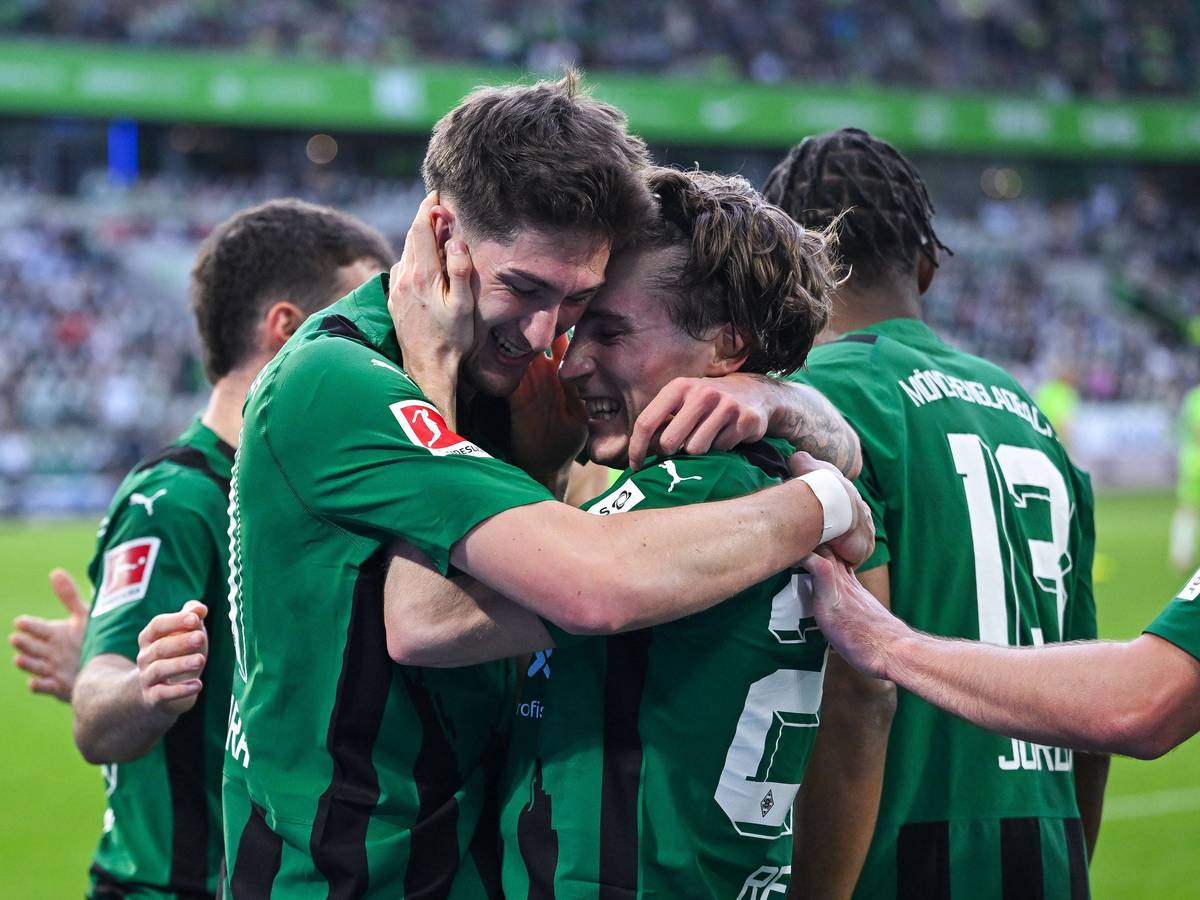 Spieler von Borussia Mönchengladbach freuen sich über einen Treffer und umarmen sich.
