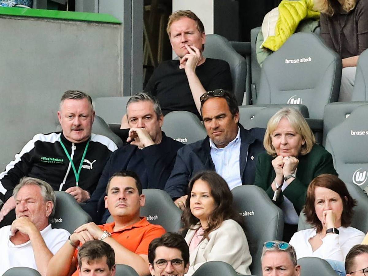 Teile der Führungsetage von Borussia Mönchengladbach während des Spiels gegen den VfL Wolfsburg.