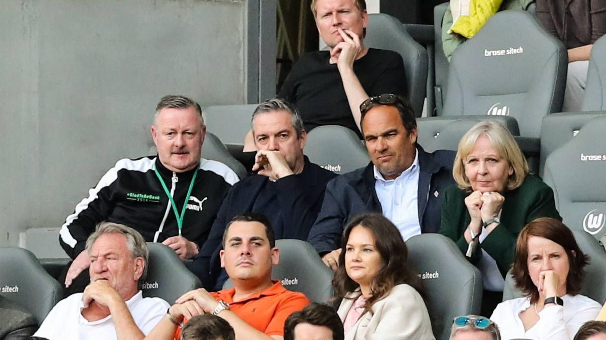 Teile der Führungsetage von Borussia Mönchengladbach während des Spiels gegen den VfL Wolfsburg.