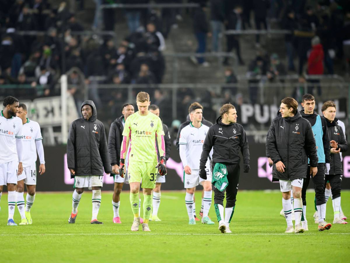 Spieler von Borussia Mönchengladbach verlassen enttäuscht den Platz.