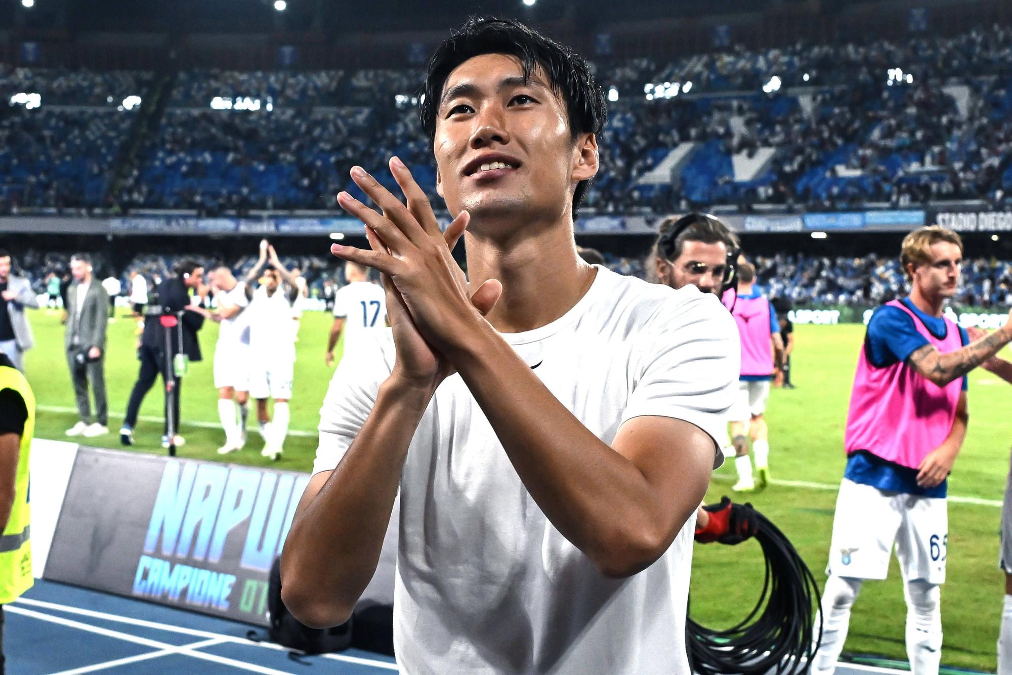 Daichi Kamada applaudiert den Fans.
