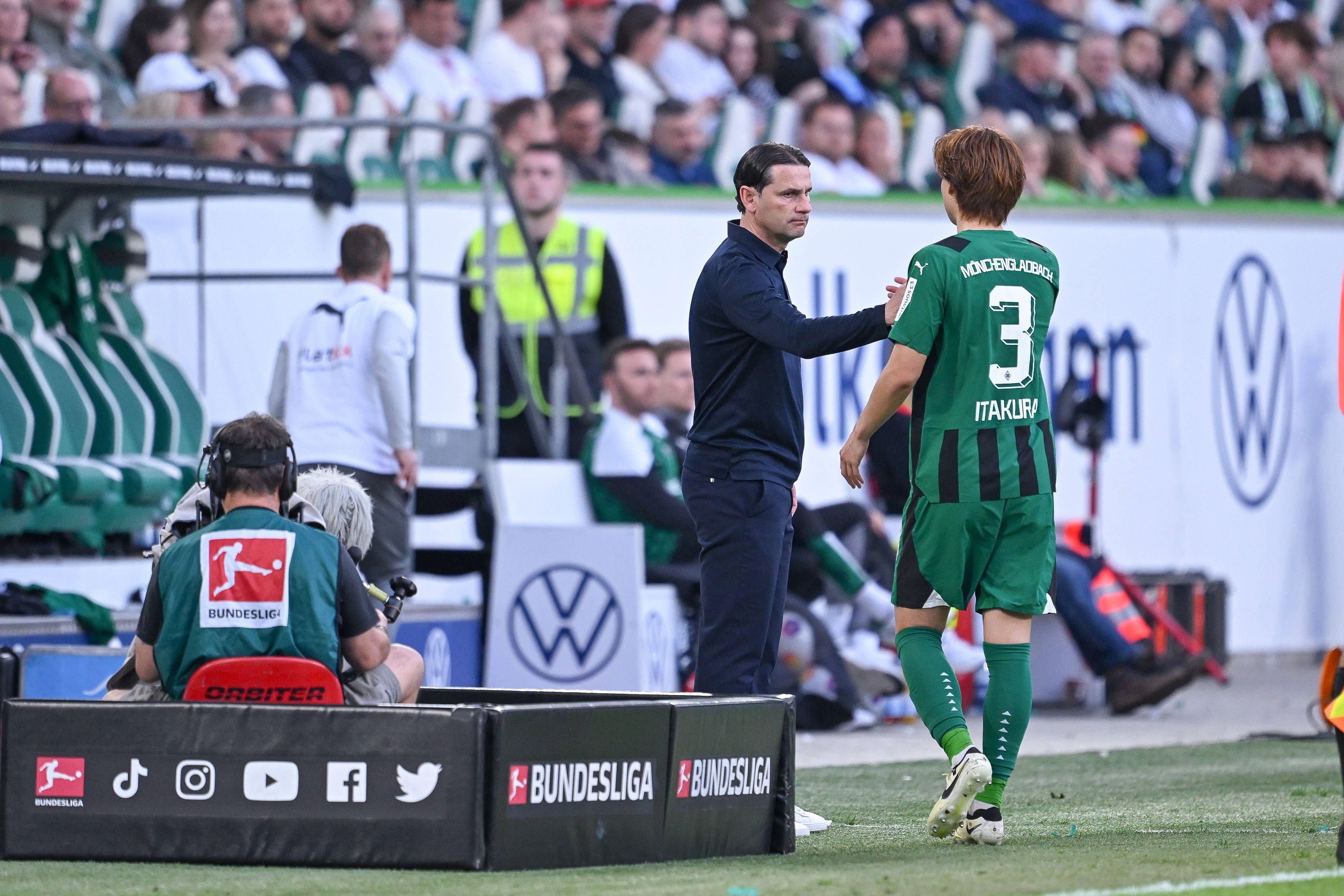 Gerardo Seoane schlägt mit Ko Itakura ein.