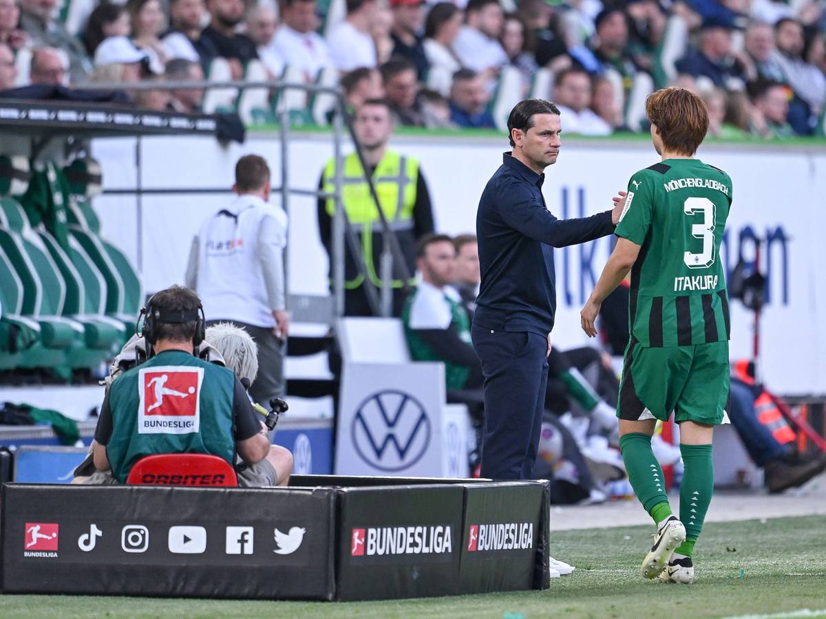 Gerardo Seoane schlägt mit Ko Itakura ein.