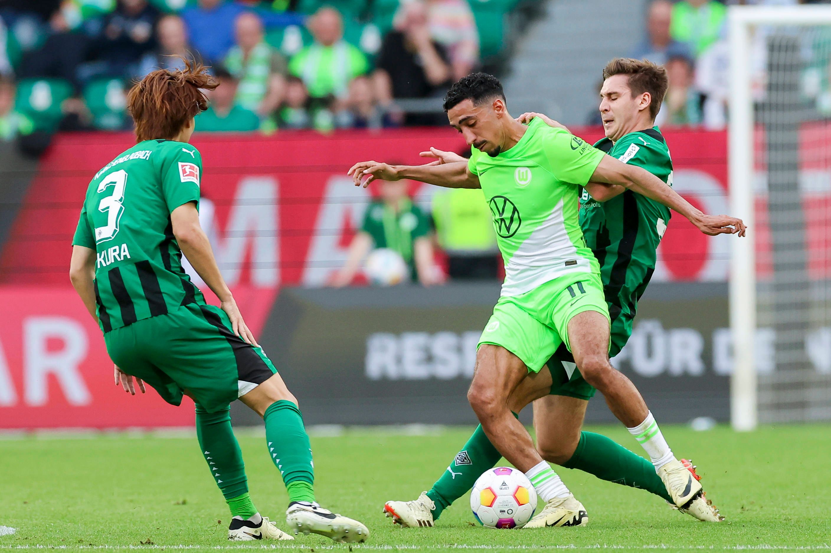 Max Wöber im Zweikampf mit Tiago Tomas.