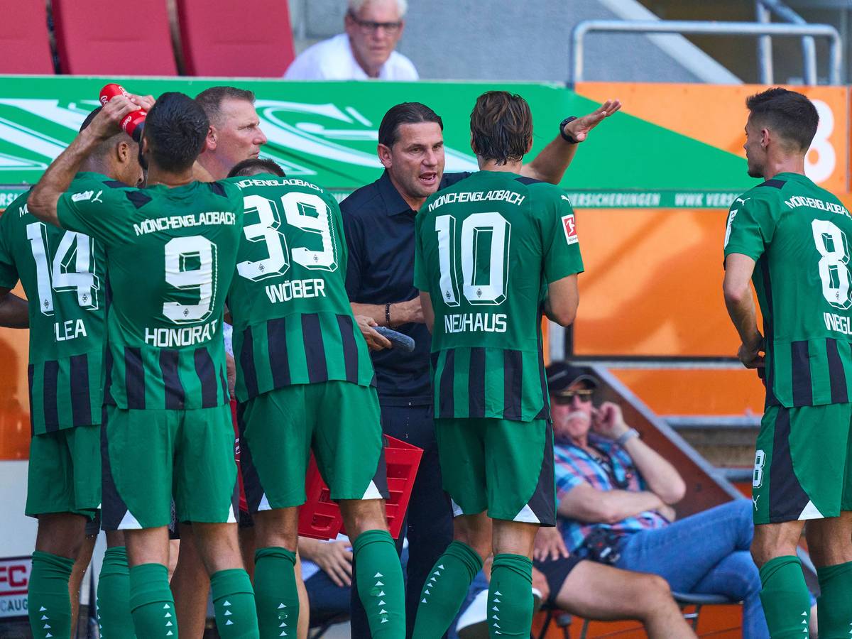Gerardo Seoane im Austausch mit Flo Neuhaus und Julian Weigl.