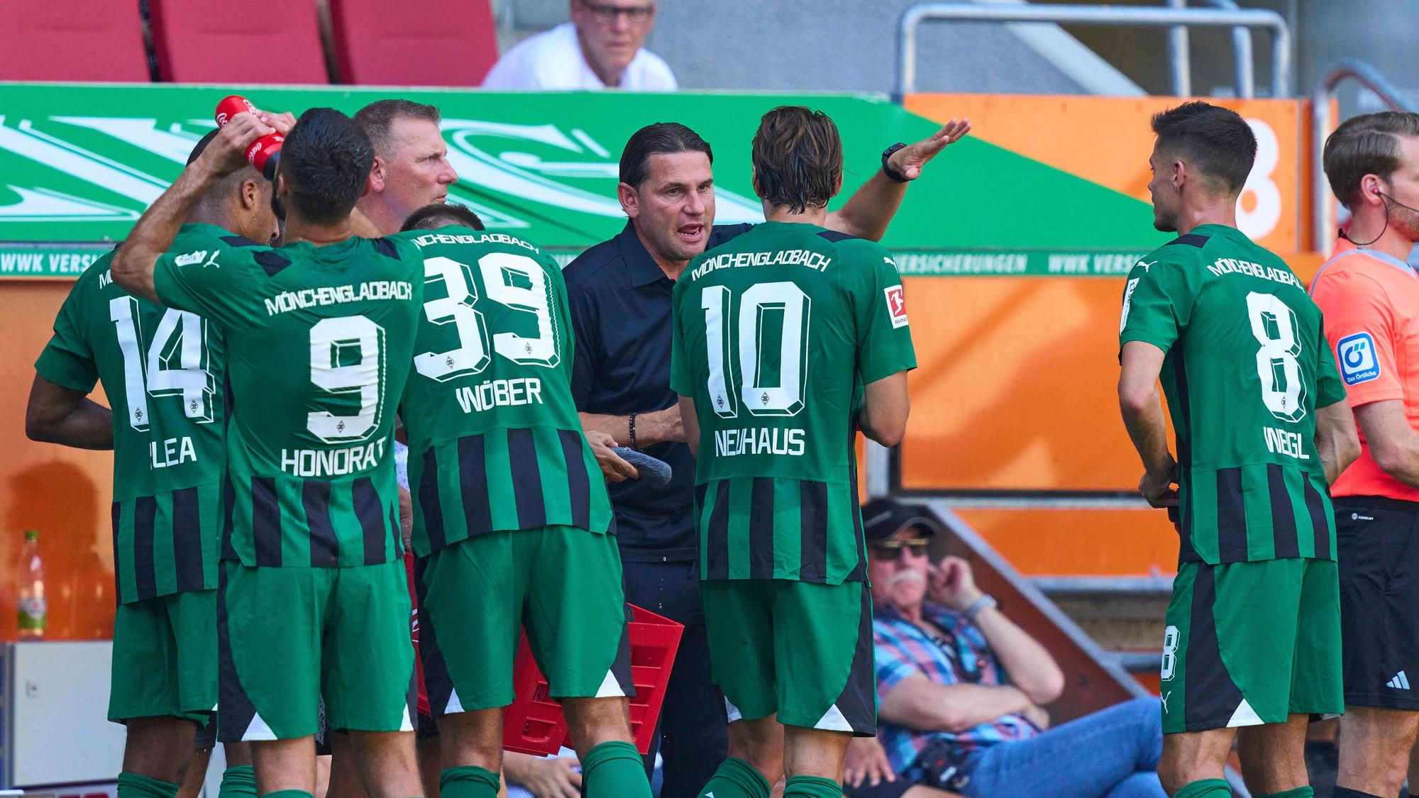 Gerardo Seoane im Austausch mit Flo Neuhaus und Julian Weigl.
