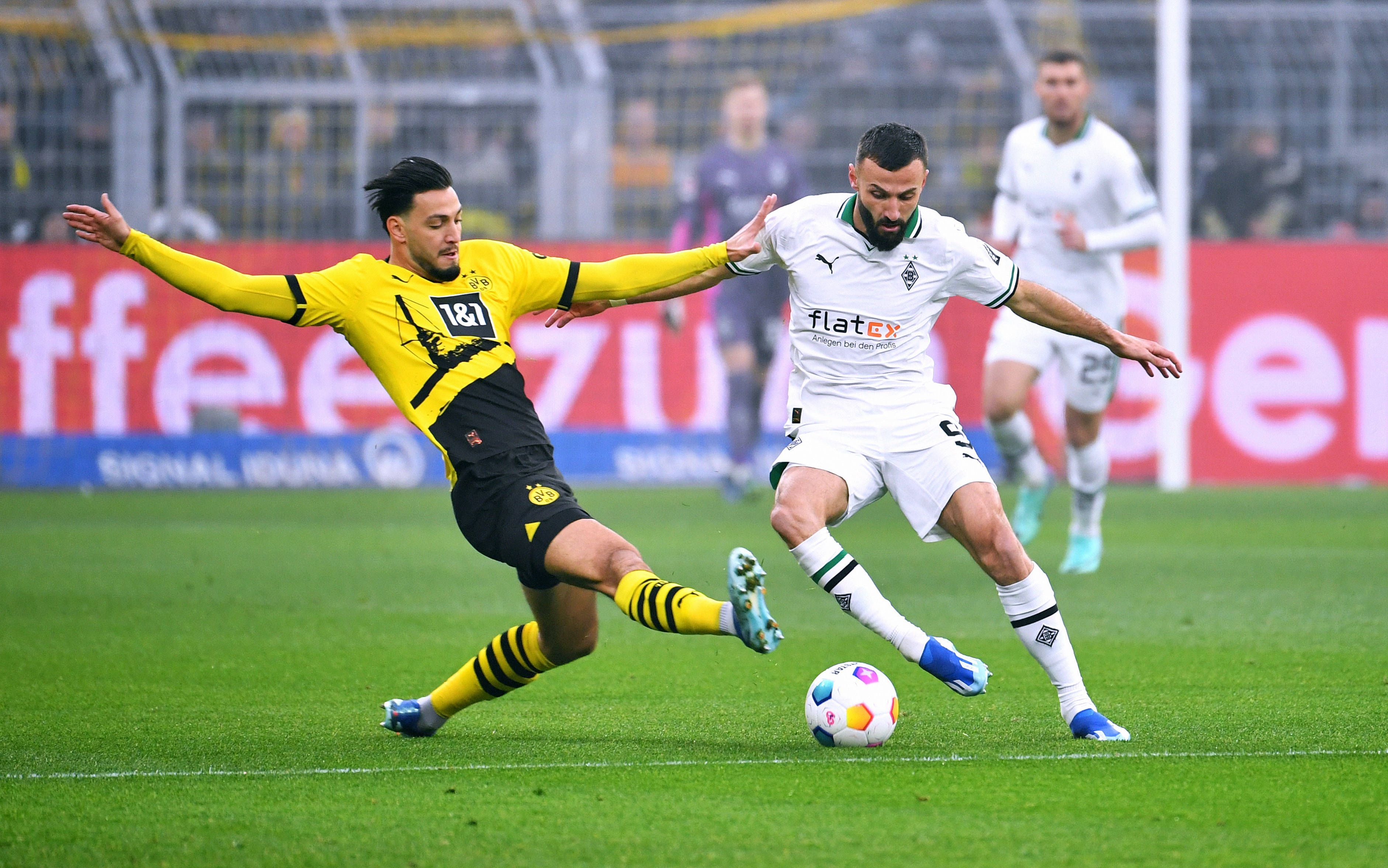 Ramy Bensebaini grätscht den Ball vor Franck Honorat weg.