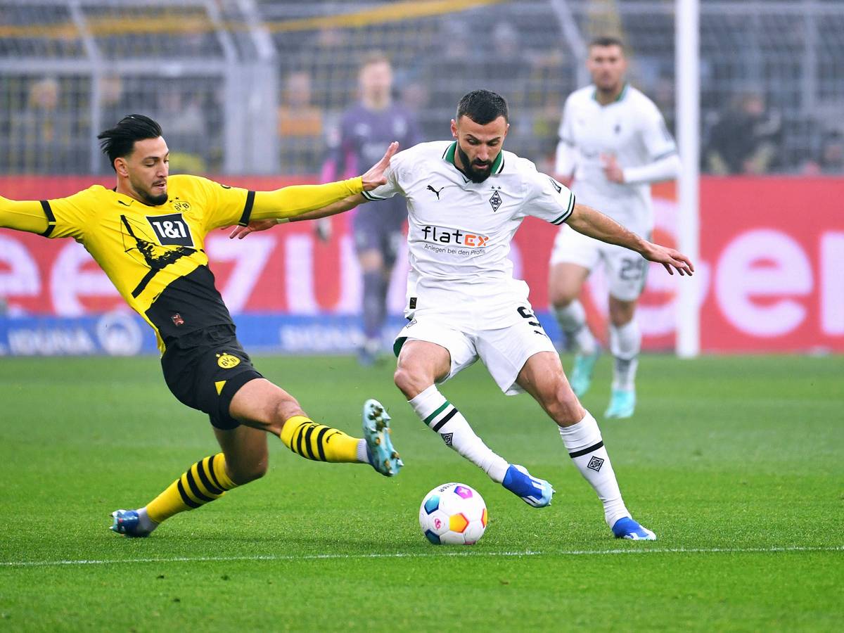 Ramy Bensebaini grätscht den Ball vor Franck Honorat weg.
