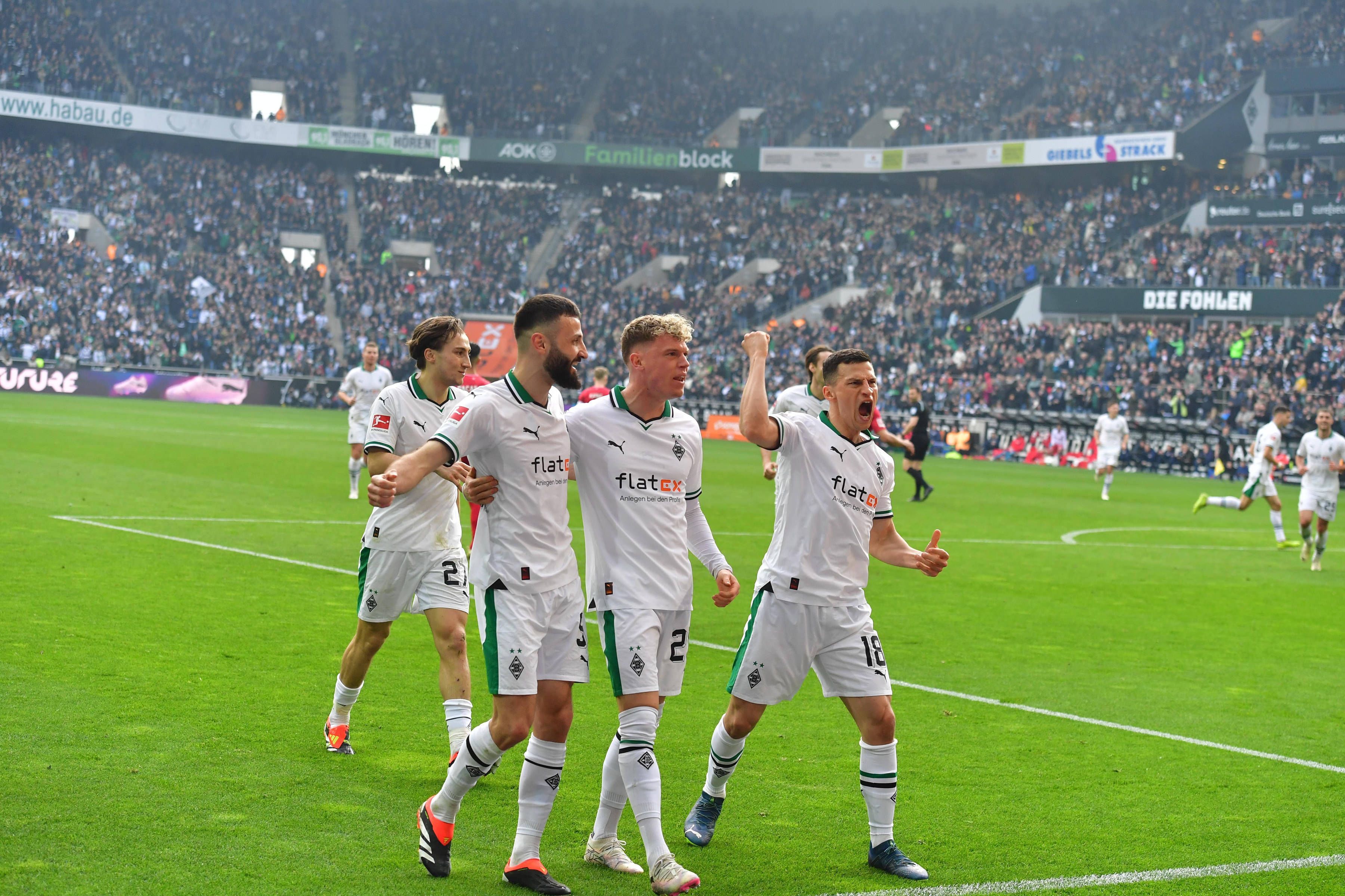 Franck Honorat, Robin Hack und Stefan Lainer jubeln gemeinsam.