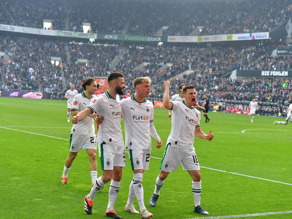 Franck Honorat, Robin Hack und Stefan Lainer jubeln gemeinsam.