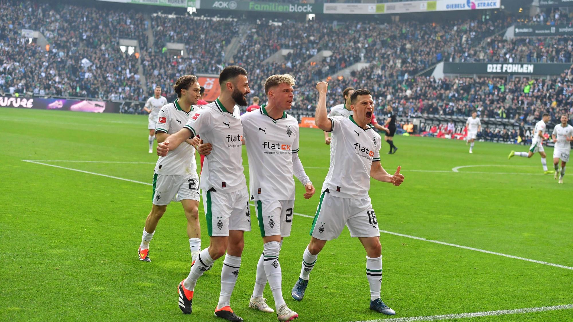 Franck Honorat, Robin Hack und Stefan Lainer jubeln gemeinsam.