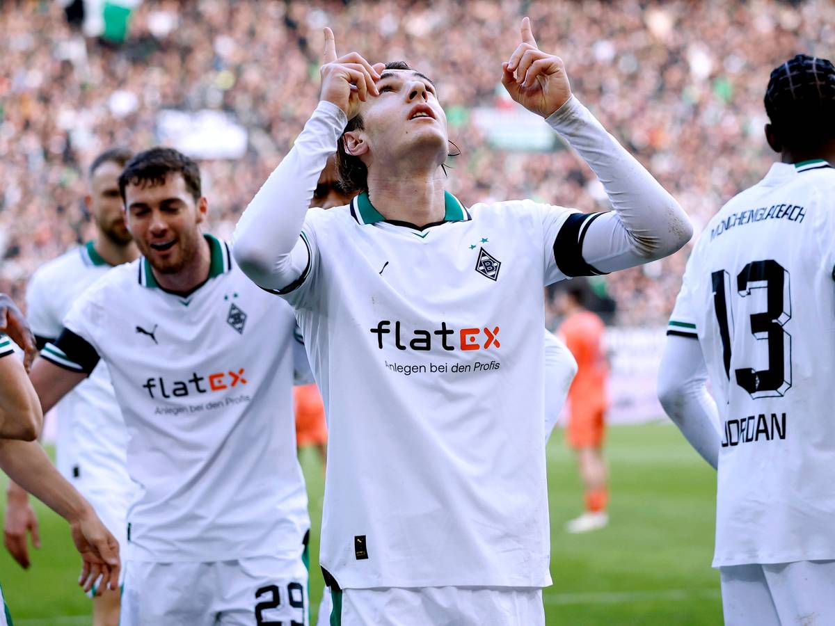 Florian Neuhaus zeigt in den Himmel.