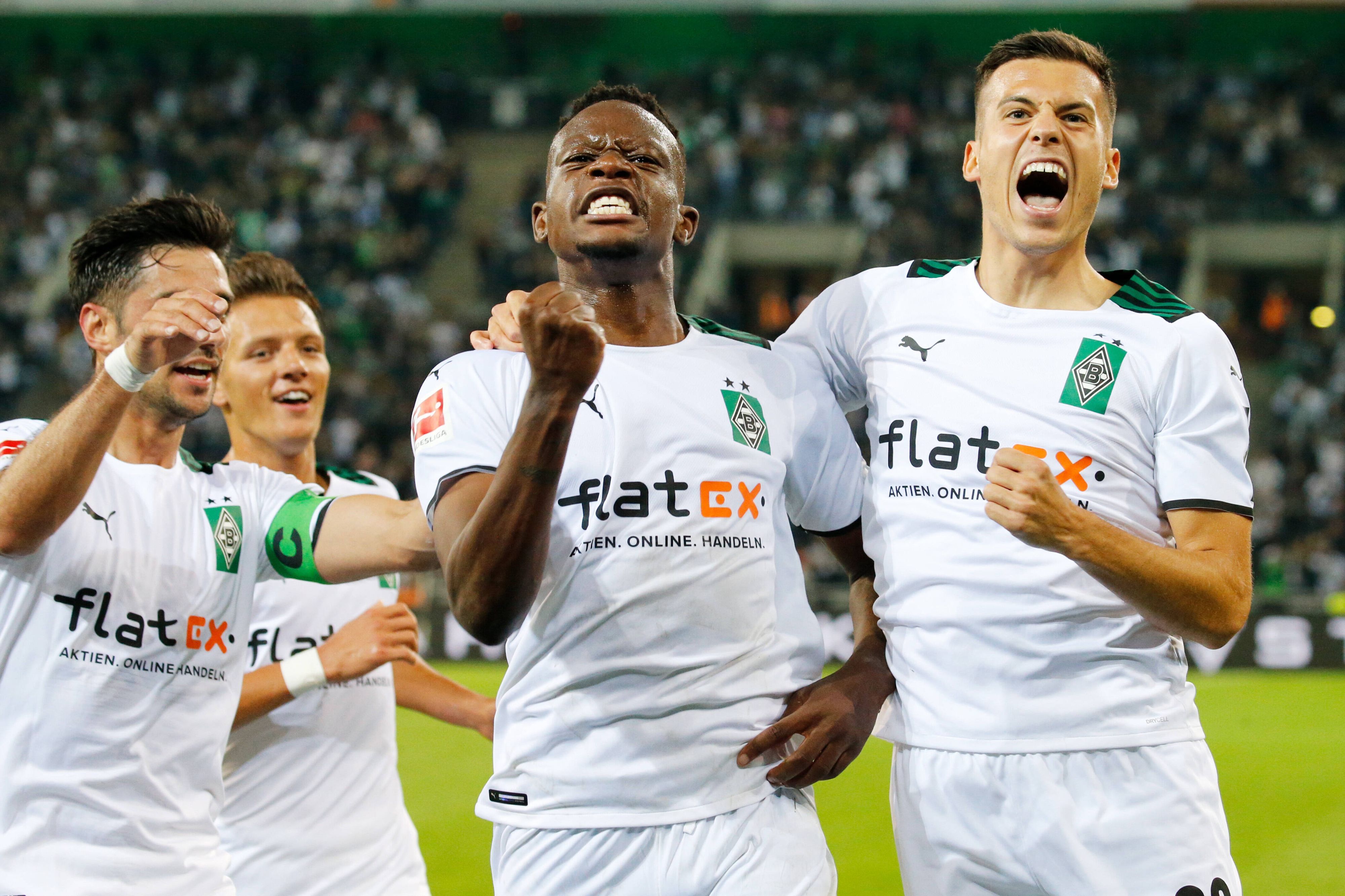 Denis Zakaria und Laszlo Benes springen zum Jubeln in die Luft.