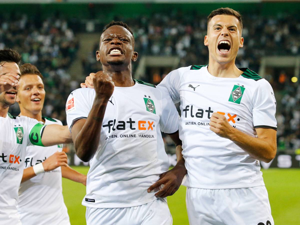 Denis Zakaria und Laszlo Benes springen zum Jubeln in die Luft.