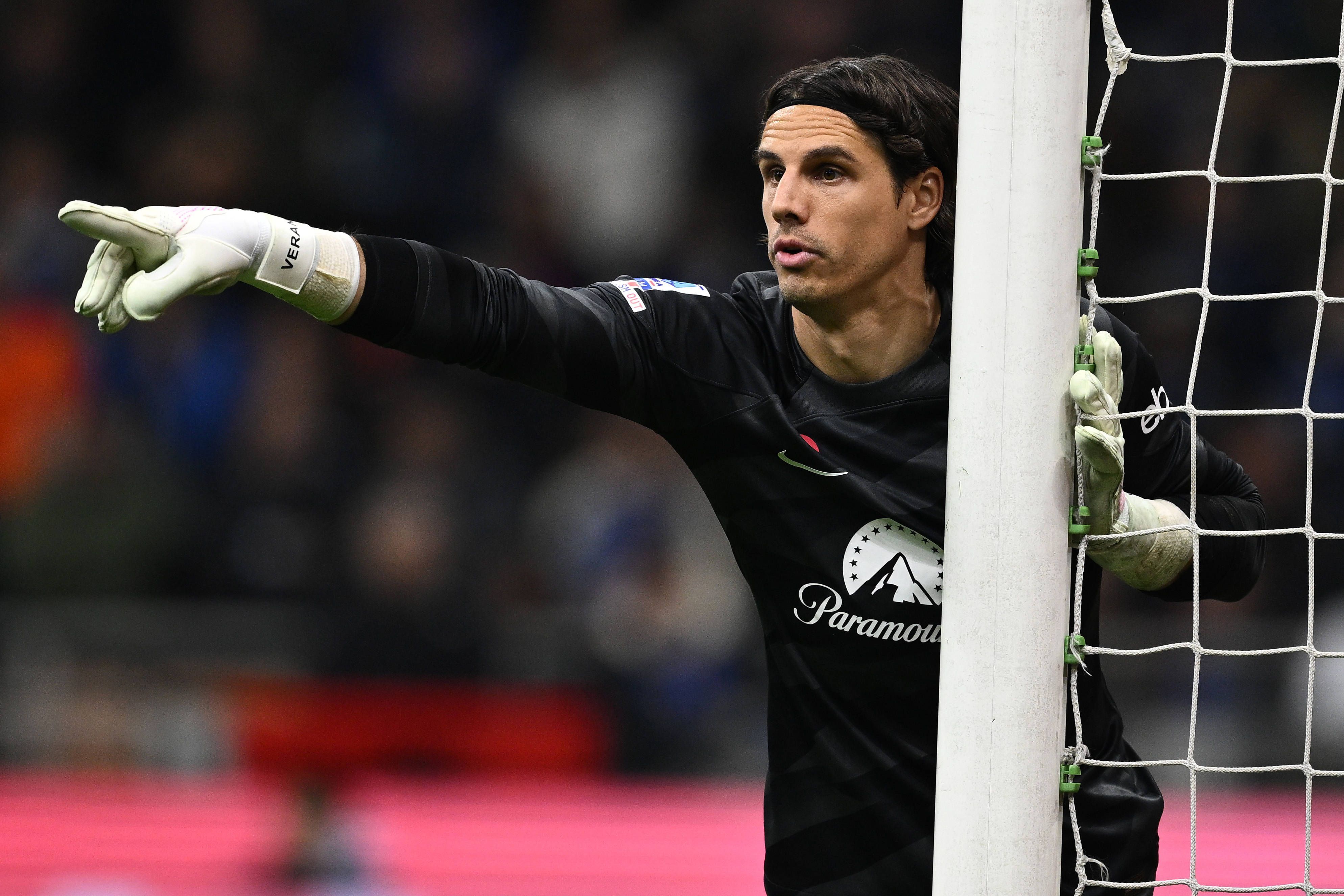 Yann Sommer gibt im Inter-Trikot Anweisungen.