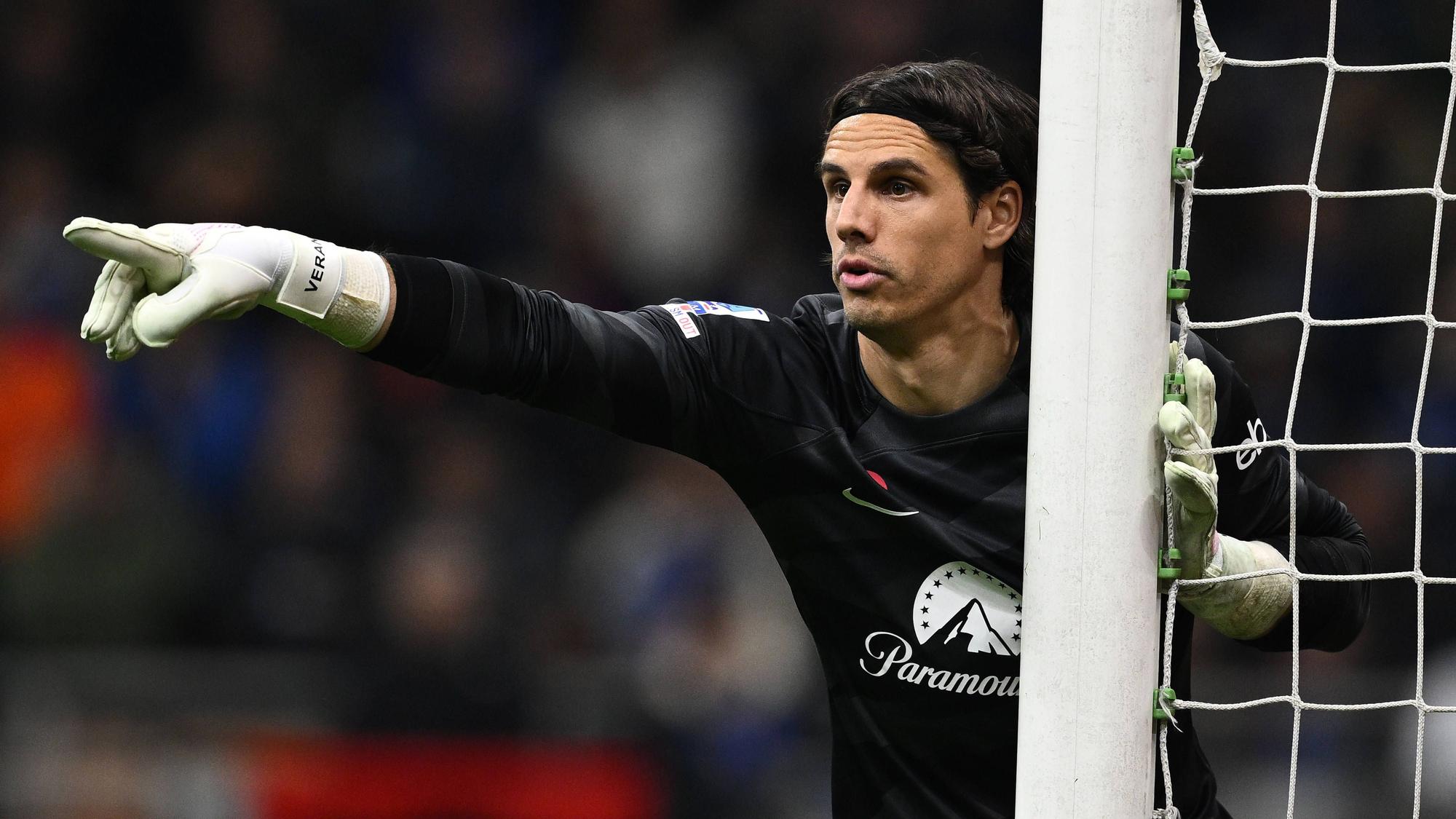 Yann Sommer gibt im Inter-Trikot Anweisungen.