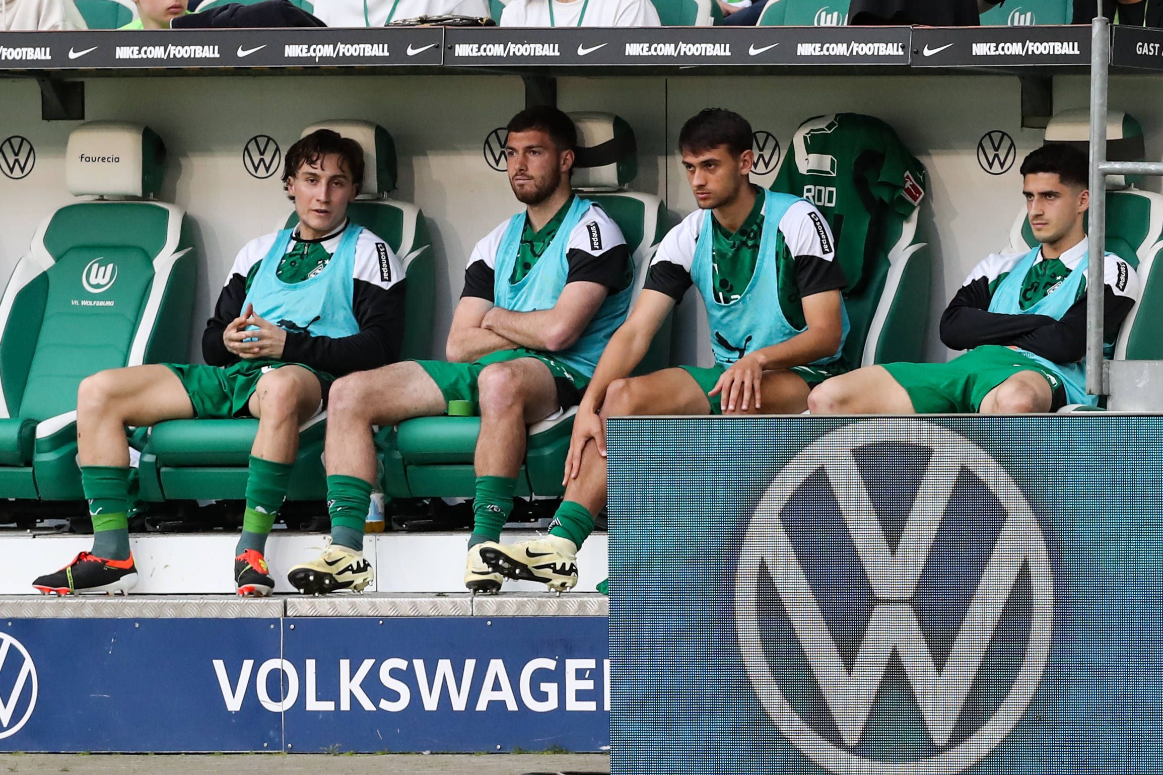 Rocco Reitz, Joe Scally, Fabio Chiarodia und Grant-Leon Ranos auf der Bank.