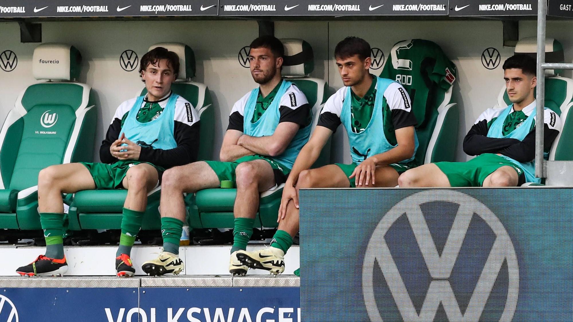 Rocco Reitz, Joe Scally, Fabio Chiarodia und Grant-Leon Ranos auf der Bank.