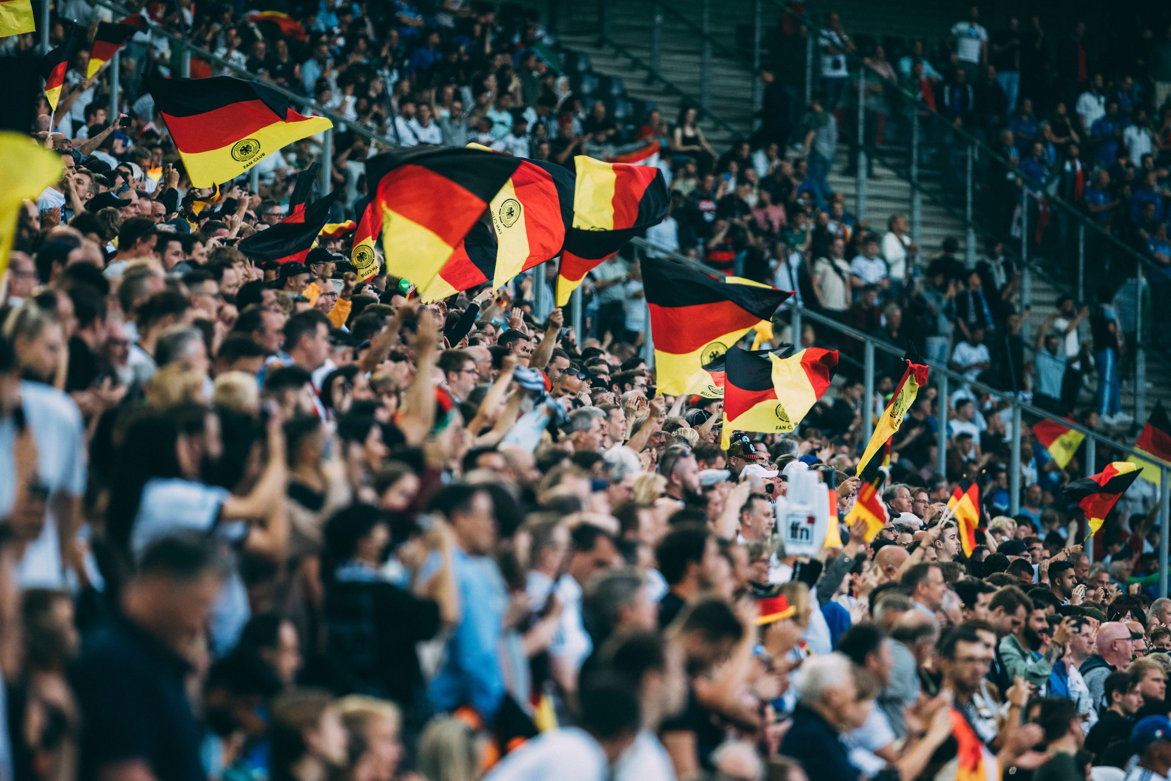 Deutschland Fans schwenken die Fahnen im Borussia-Park.