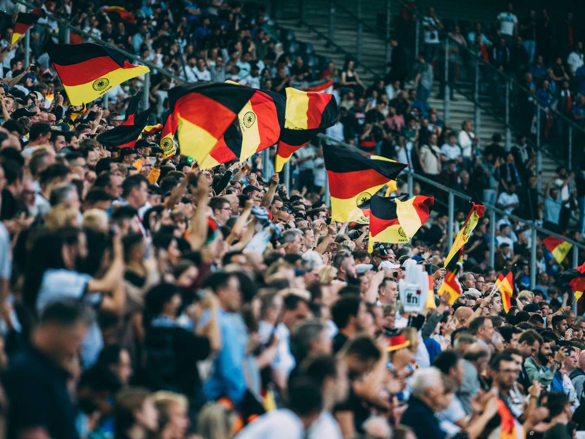 Deutschland Fans schwenken die Fahnen im Borussia-Park.