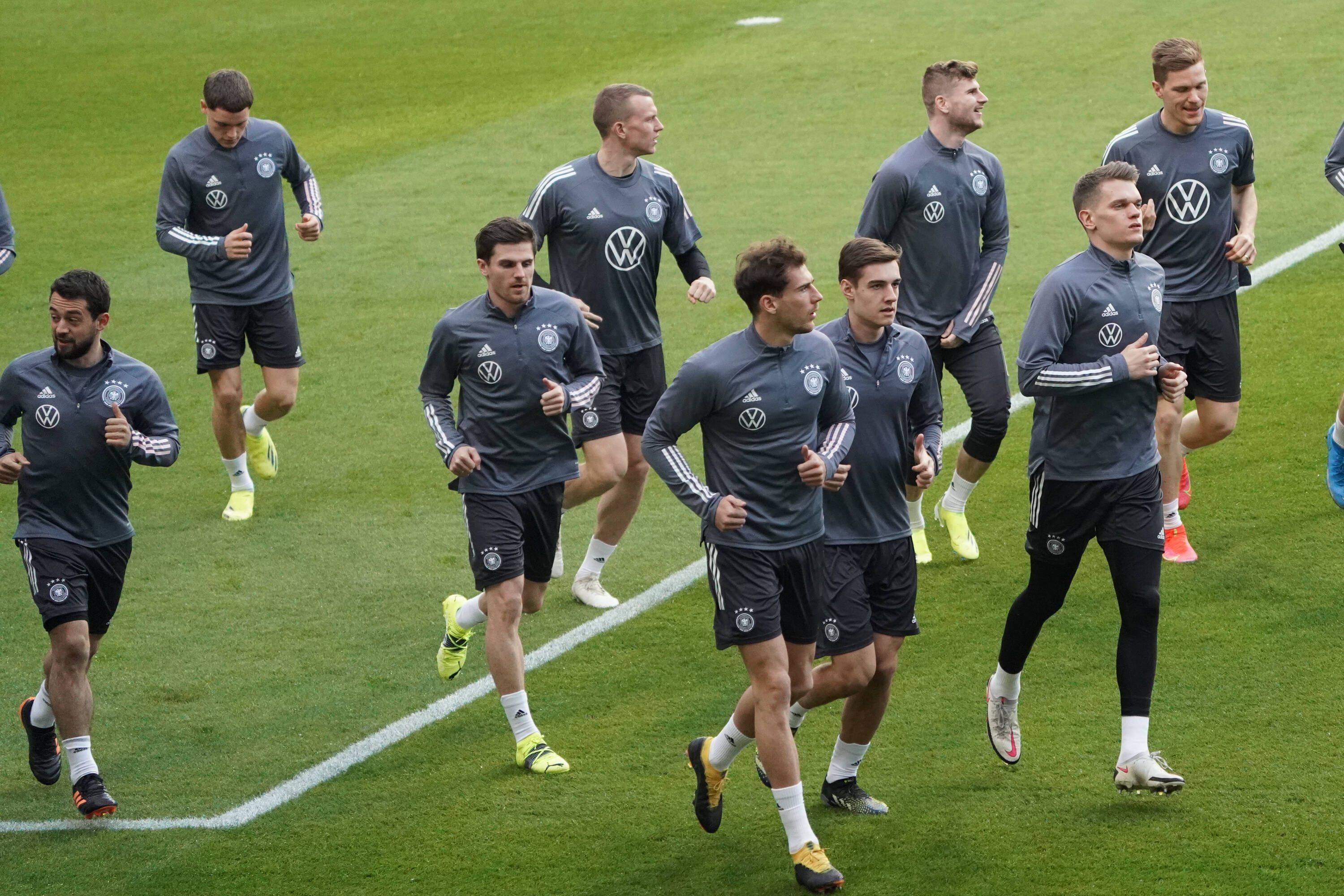 DFB-Nationalspieler laufen im Mannschaftstraining.