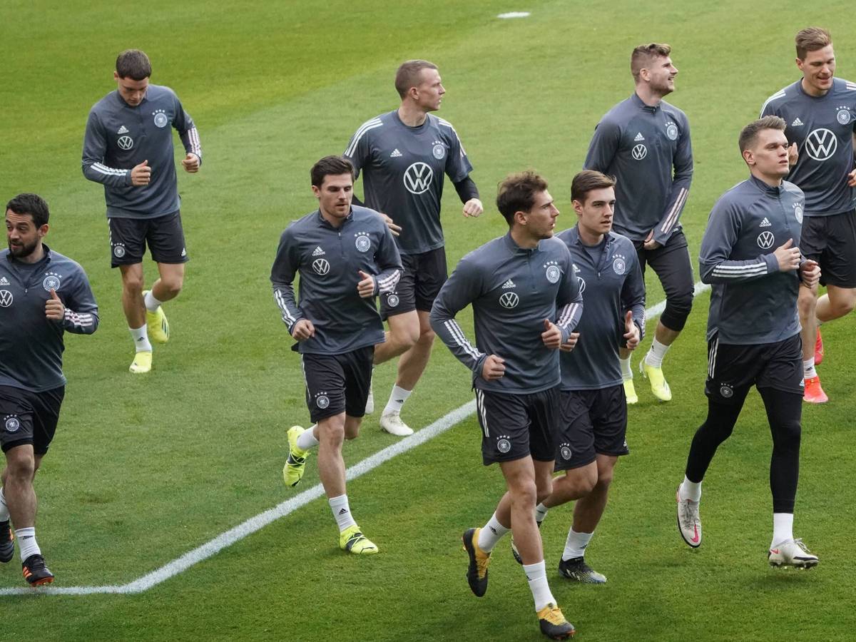 DFB-Nationalspieler laufen im Mannschaftstraining.