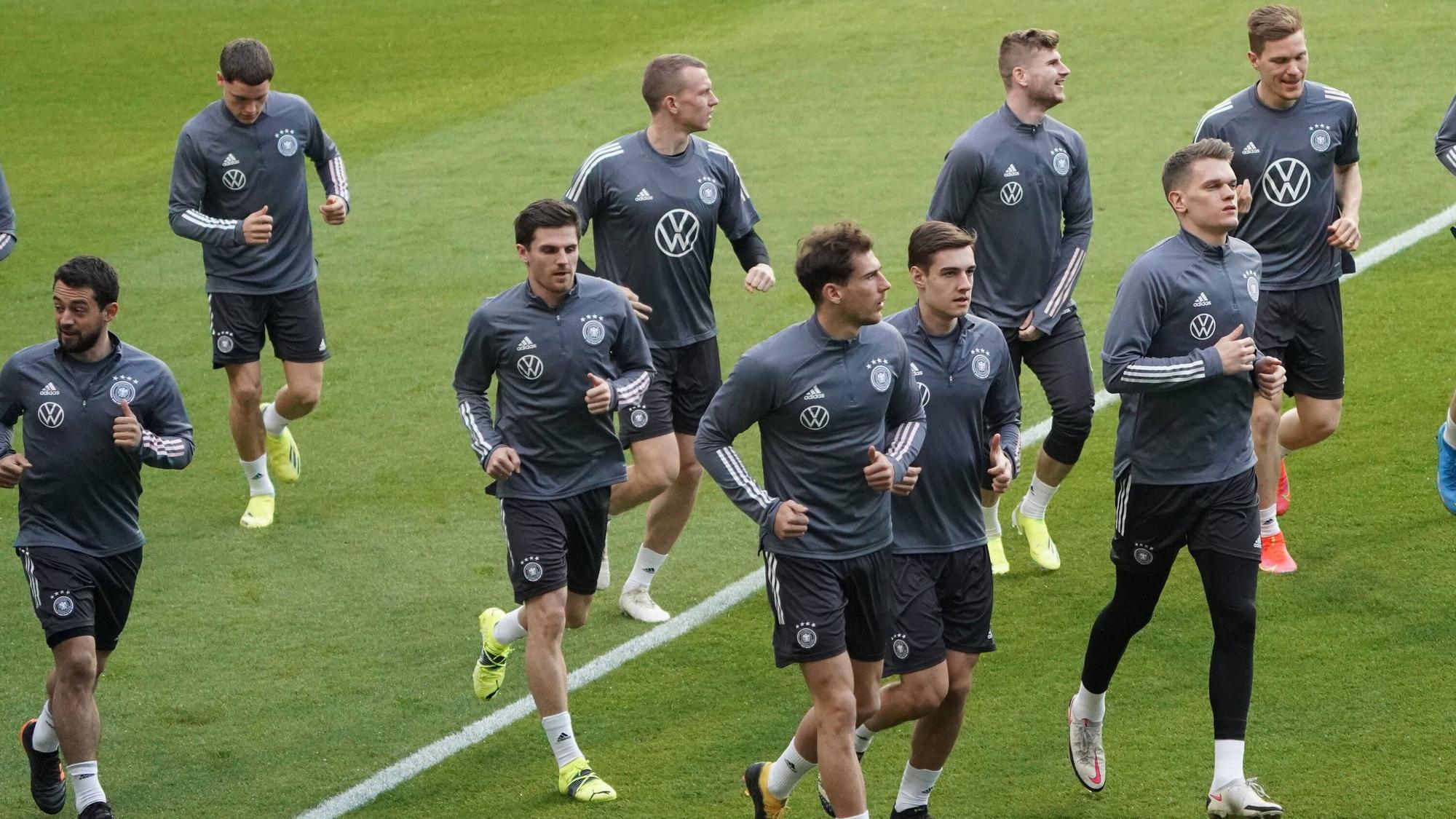 DFB-Nationalspieler laufen im Mannschaftstraining.