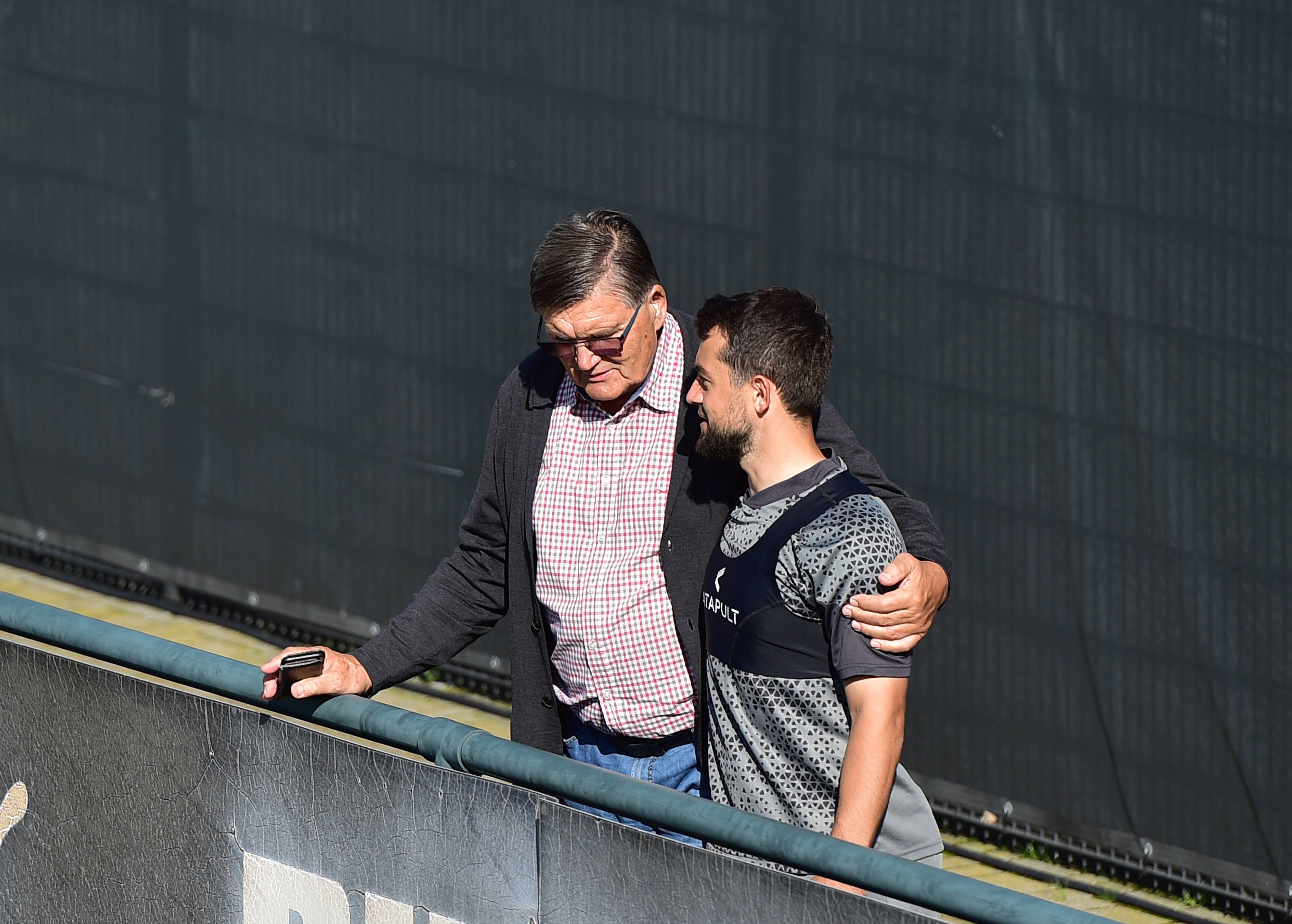 Hans Meyer legt seinen Arm um Amin Younes.