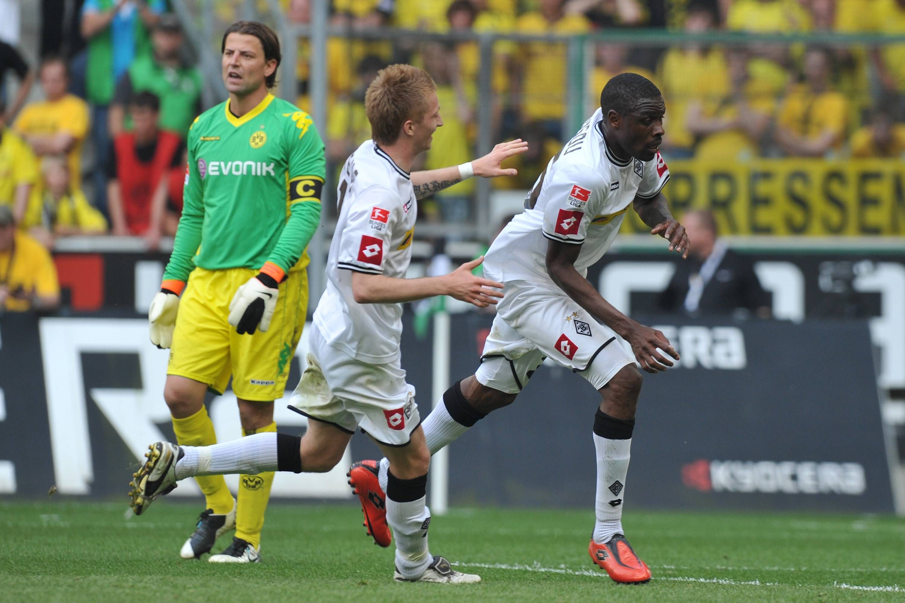 Mo Idrissou beim Torjubel mit Marco Reus.