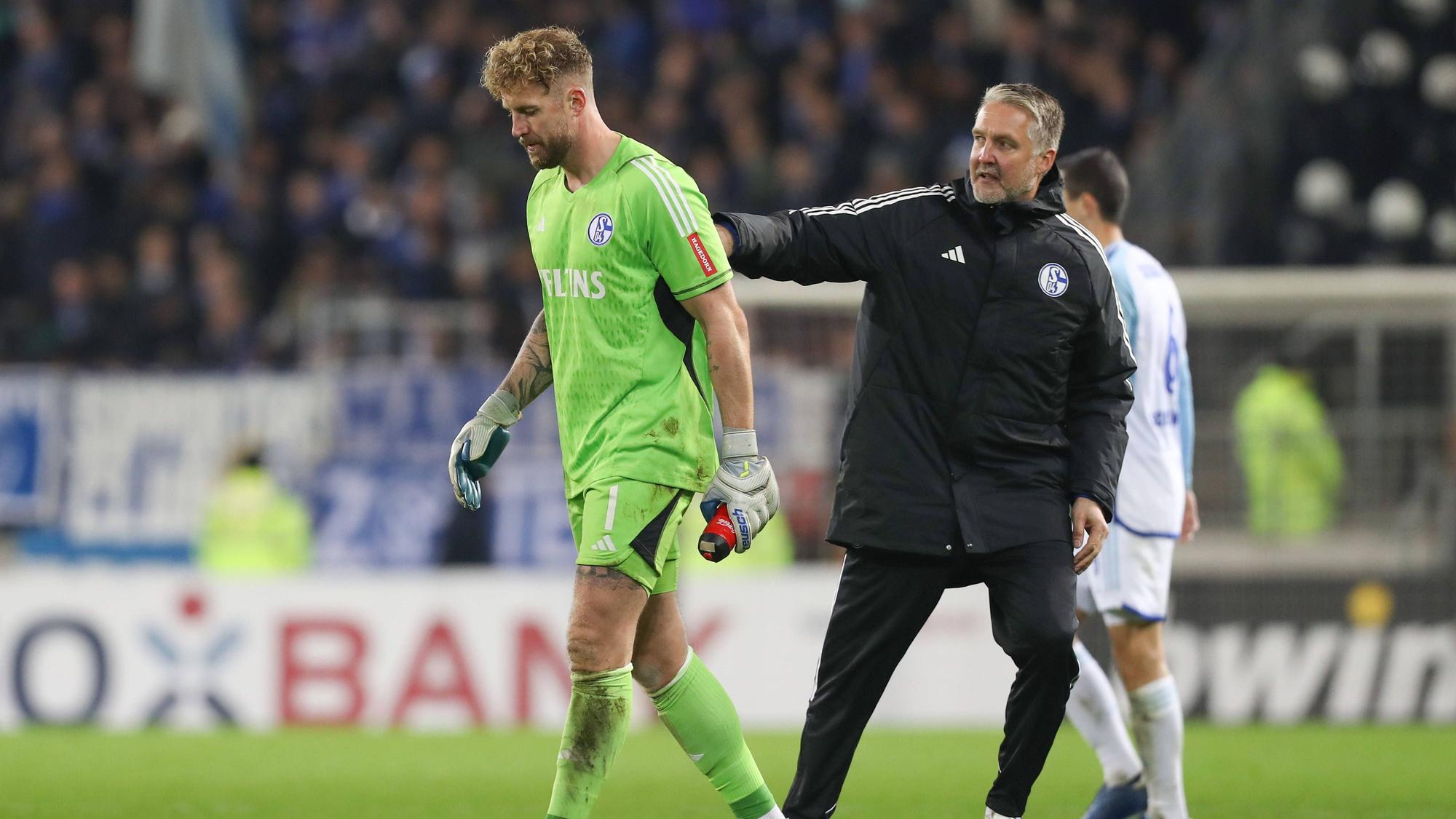 Simon Henzler klopft Ralf Fährmann auf die Schulter.