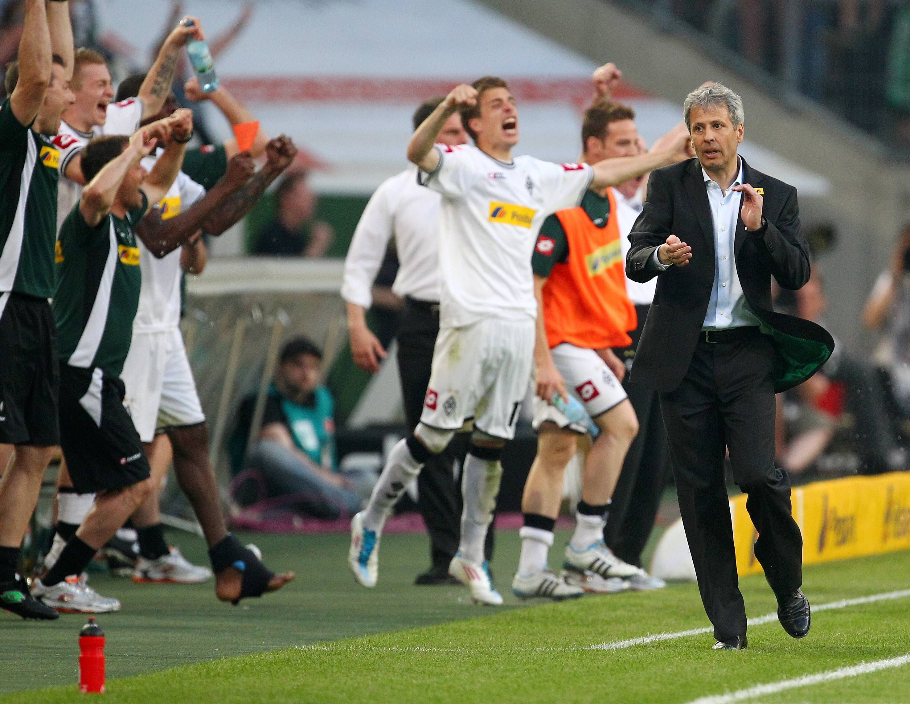 Lucien Favre jubelt vor der Gladbacher Ersatzbank.