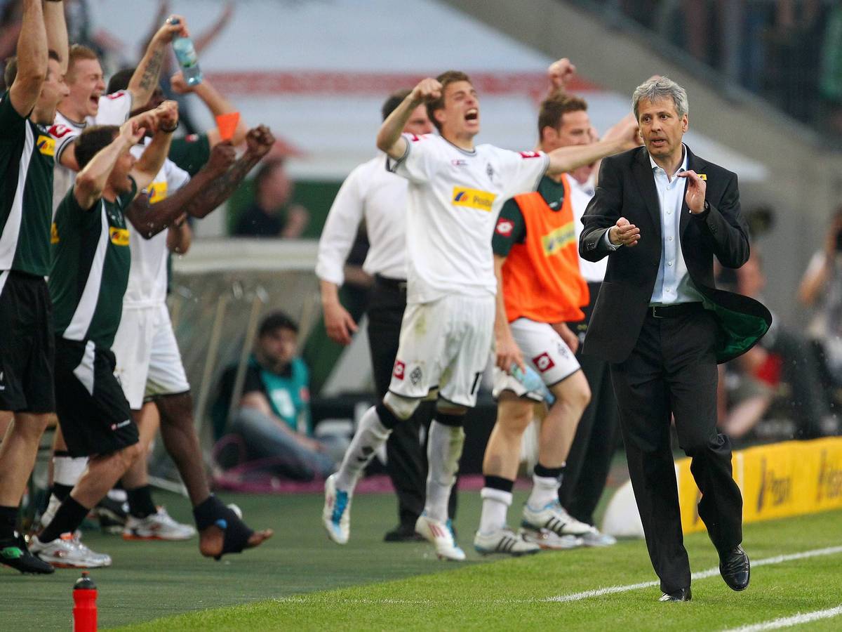 Lucien Favre jubelt vor der Gladbacher Ersatzbank.
