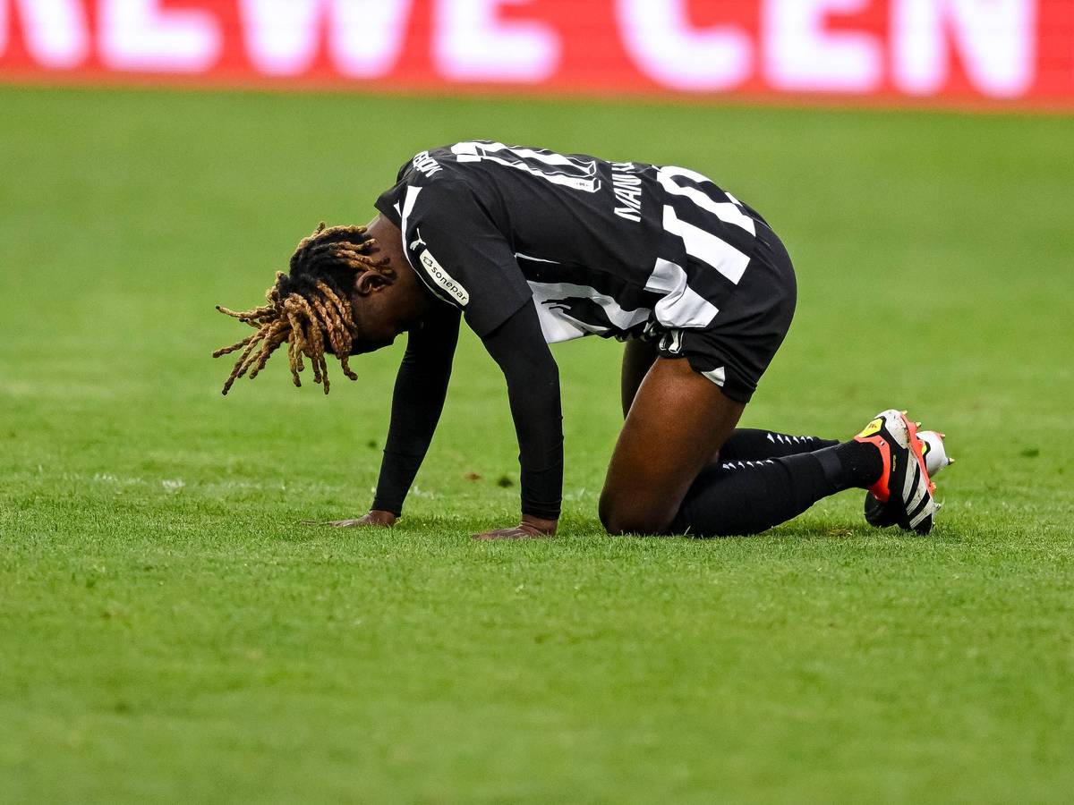 Manu Koné krümmt sich auf dem Rasen.