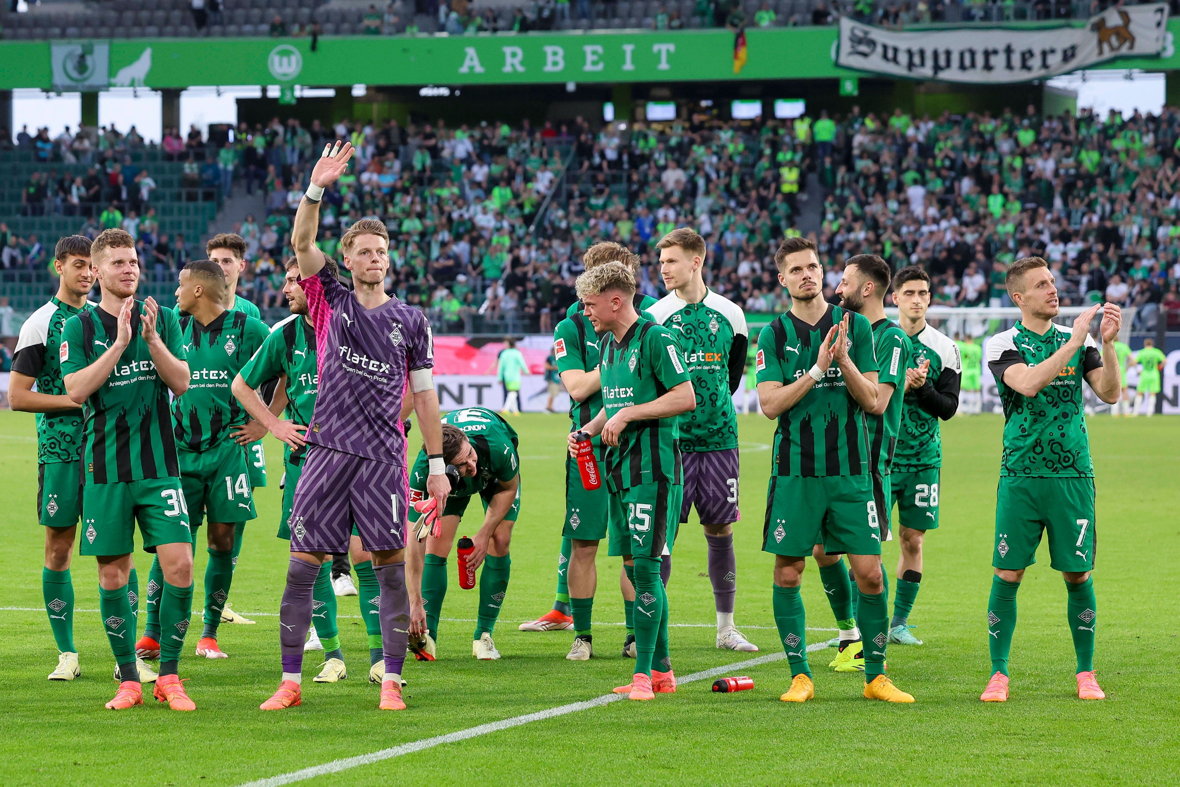 Die Borussia-Spieler vor der Gästekurve.