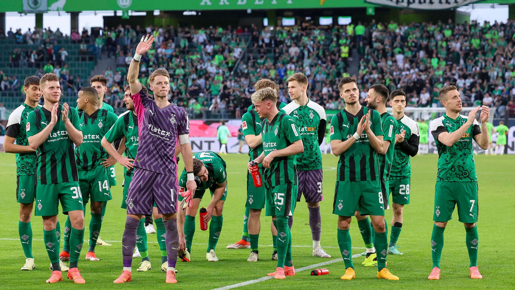 Die Borussia-Spieler vor der Gästekurve.