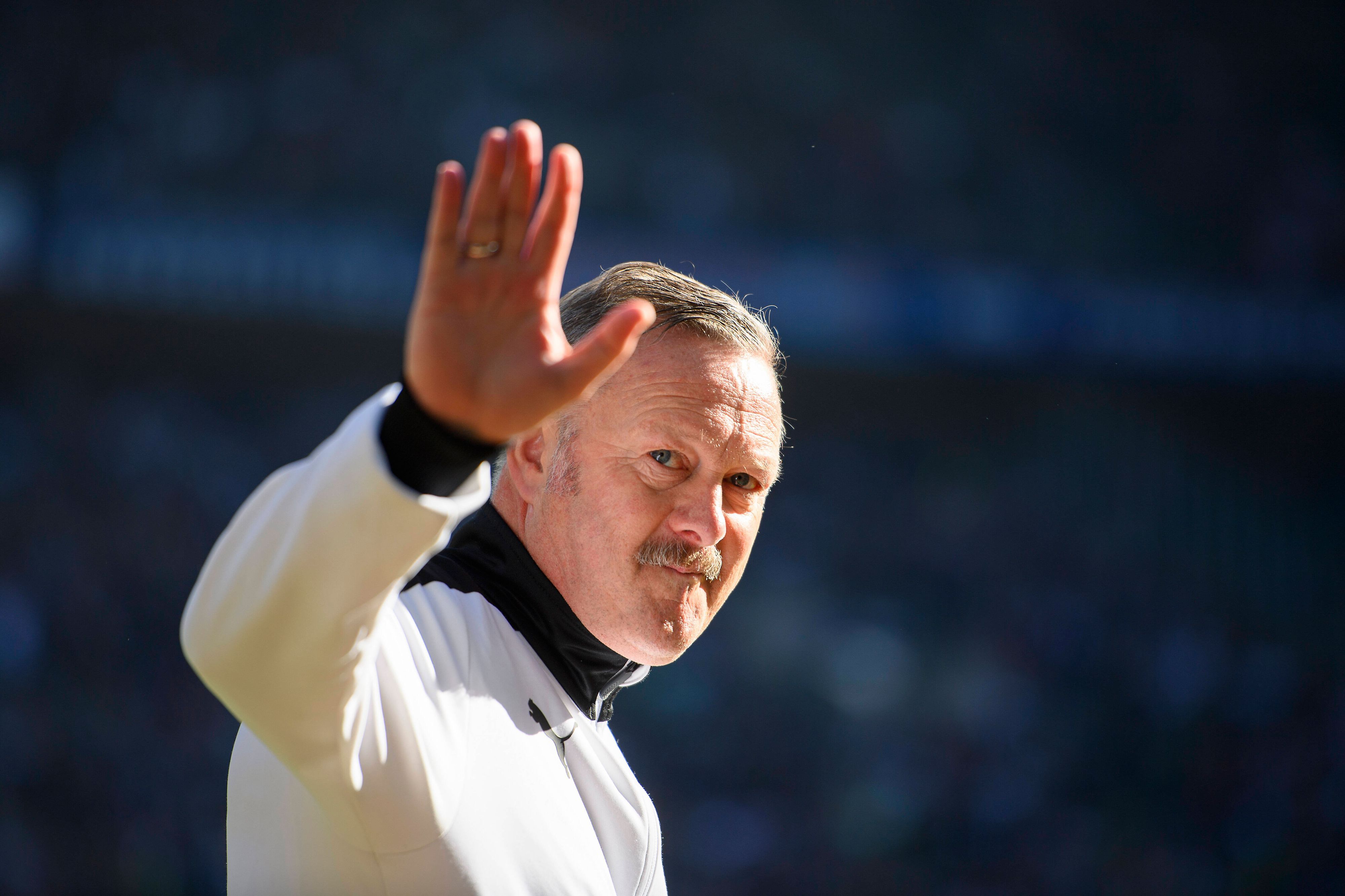 Roland Virkus mit einem Gruß in Richtung Haupttribüne.