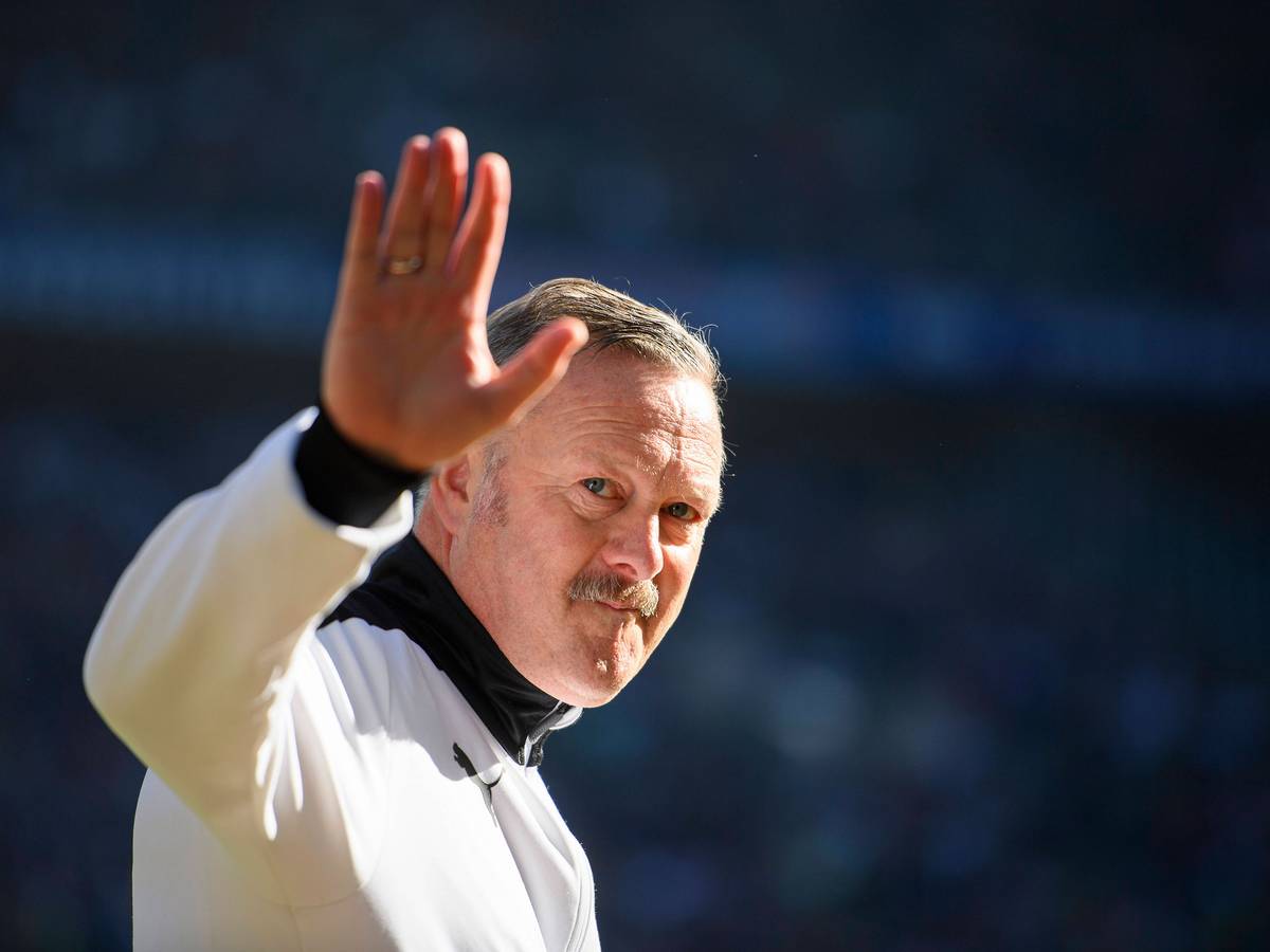 Roland Virkus mit einem Gruß in Richtung Haupttribüne.